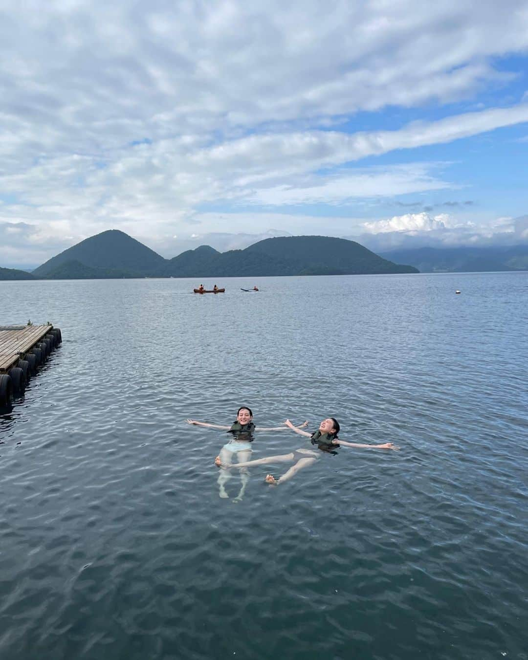 岩﨑名美さんのインスタグラム写真 - (岩﨑名美Instagram)「@and_sauna 新型デリカミニでドライブサウナ旅🧖‍♀️🚗 みずきちゃんと洞爺湖に行ってきました〜🤍  お仕事での運転は初披露でございます✌︎  とにかくひたすら楽しかった！！😊観てもらえればわかる本っ当に最高でした！！(語彙力)  https://youtu.be/8RDrfymMSEQ  #アンドサウナ  #ドライブサウナ  #洞爺湖  #デリカミニ」8月16日 11時57分 - nami_iwasaki