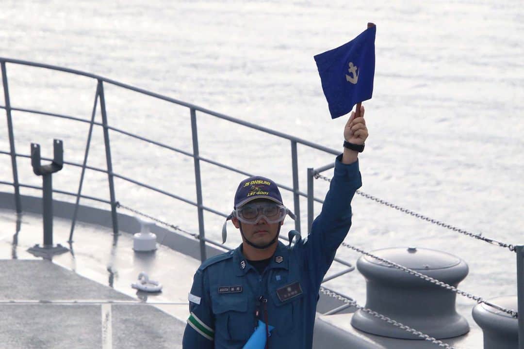 海上自衛隊さんのインスタグラム写真 - (海上自衛隊Instagram)「左手の旗に注目！🚩 よく見ると小さな錨が描かれているんです⚓ この旗は投錨や抜錨時の合図に使用します！  #海上自衛官 #錨マーク #錨用意」8月16日 12時00分 - jmsdf_pr
