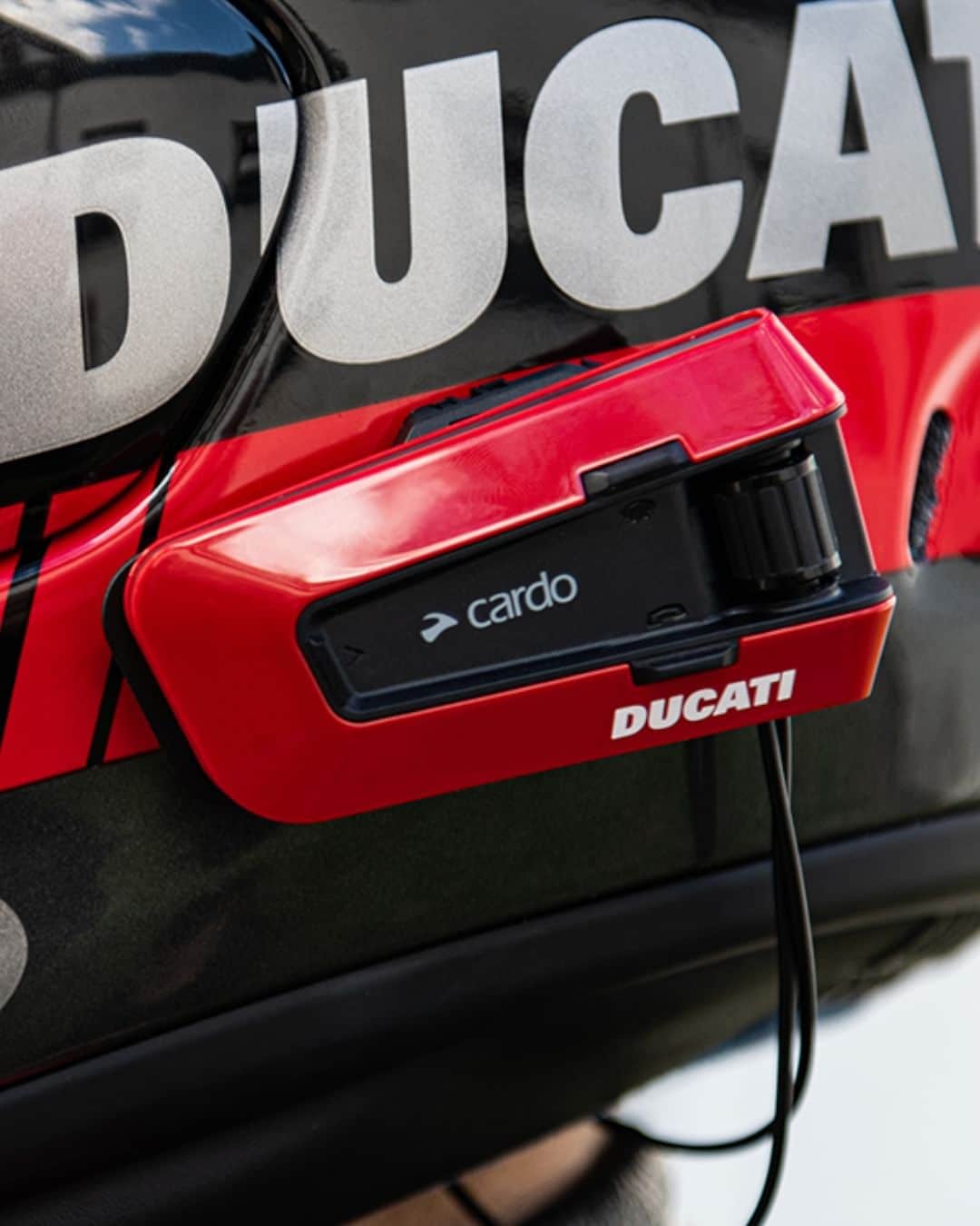Ducati Japanさんのインスタグラム写真 - (Ducati JapanInstagram)「Cardo製ドゥカティ・コミュニケーション・システムV3は、ツーリングだけでなく、日々の生活でドゥカティに乗る人々のために開発されました。  高い人気を得たV2モデルの後継機となるこの新しいインカムは、ドゥカティを象徴するレッドカラーを特徴とし、ダイナミック・メッシュ・コミュニケーション（DMC）をはじめとする最先端の革新的な通信テクノロジーを備えています。  また、優れた接続性により、ユーザーは不快なノイズ等に煩わされることなく、あらゆるシーンで、旅の風景やバイクの走りを最大限に楽しむことができます。快適性、実用性、使いやすさが向上したこのインカムで忘れられない旅をしてみてはいかがでしょうか？  詳細等はドゥカティ公式Webサイトからご覧ください。  #ドゥカティ #ドゥカティいいじゃん #Ducati」8月16日 12時00分 - ducatijapan