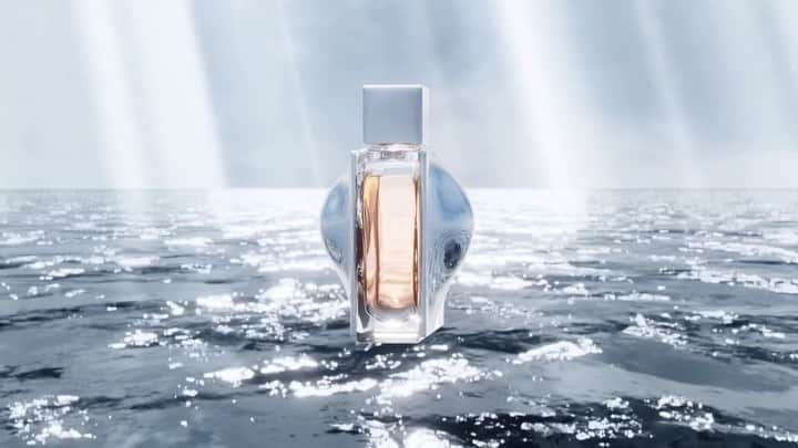 Mikimotoのインスタグラム：「The essence of our brand philosophy encapsulated into an alluring Eau de Parfum.  真珠をイメージした神秘的な香り。 ジュエラーの美しい感性が息づくフレグランス。  #MIKIMOTO #ミキモト #MikimotoEaudeParfum」