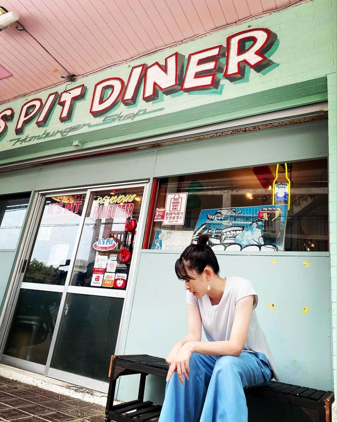 島袋寛子のインスタグラム：「- 旅　お仕事。 楽しかった。  その土地、そして、皆様に感謝。  素敵チームの皆さんと、一緒に番組をつくっている感が、やっぱり嬉しかった。 ちょいちょいハードだったが、 モウマンタイ。  たくさん、勉強になった。 また、お知らせしますね。  この写真でどこの場所かわかっても、🤫笑。休憩中📷だよ。（タイルかわいいね、って話してるとこ）  旅お仕事、またしたい。 お待ちしています。笑。」