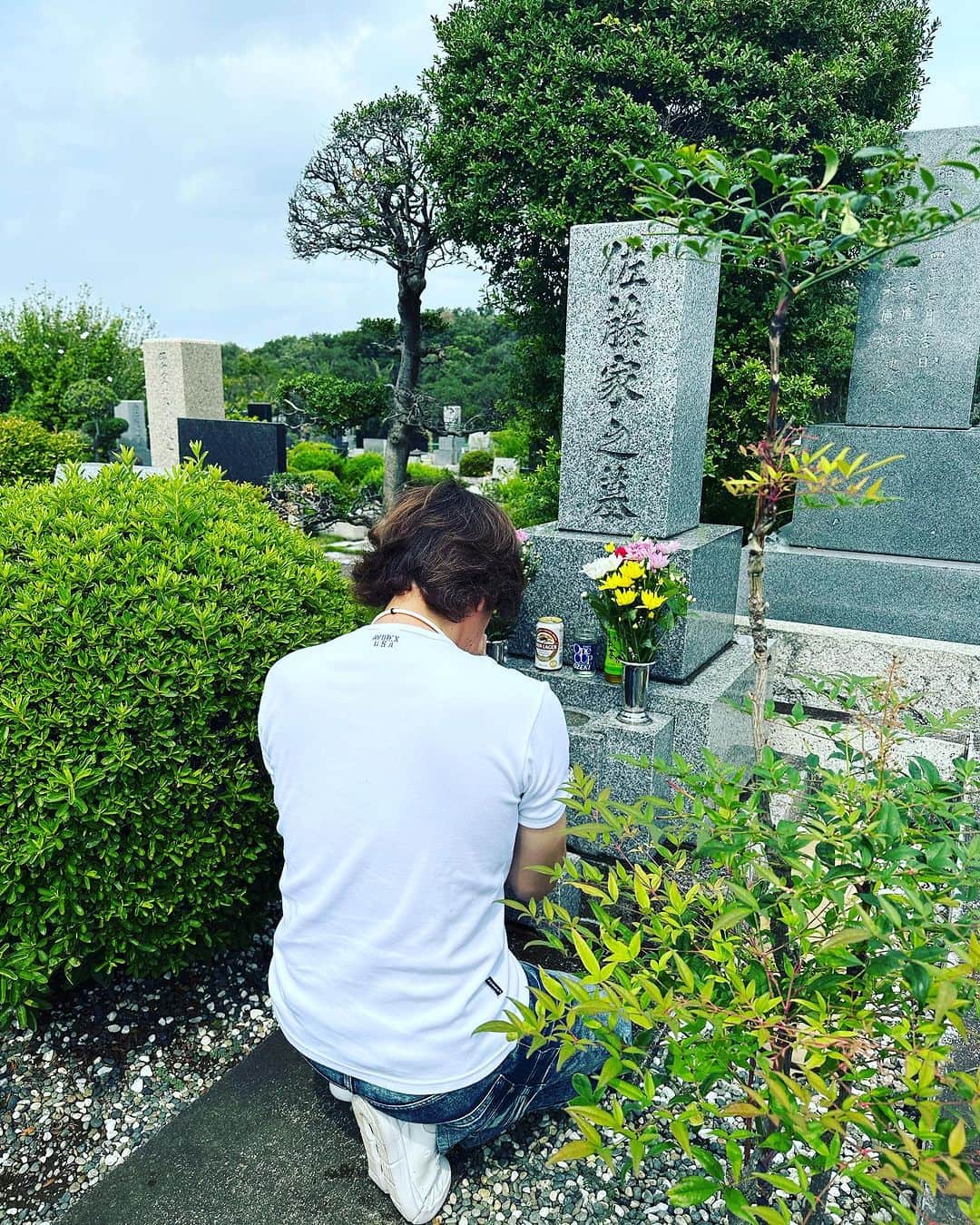 佐藤弘道さんのインスタグラム写真 - (佐藤弘道Instagram)「お墓参りに行って来ました。 ご先祖様に手を合わせ、家族、スタッフの健康をお願いしました。  父ちゃん、母ちゃん、これからも天国で見守ってね♡  #お墓参り #お盆 #ご先祖様」8月16日 12時27分 - satouhiromichi023