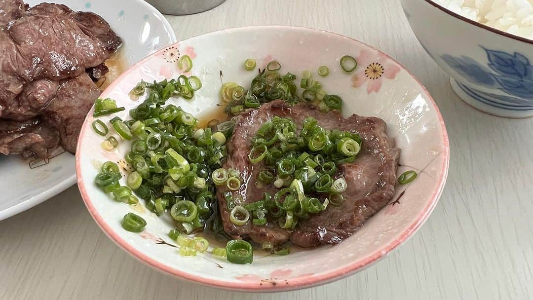 326さんのインスタグラム写真 - (326Instagram)「この茶碗で40年以上飯食ってる。多分、有田（違うかも）  九州男児あるあるなんだけど 肉をネギで食うんじゃなくて ネギを何で食うか？を いつも考えてる 今回は肉に何も味をつけず ネギと胡麻油と塩とネギ油を まぜこぜしたもので 味なしアメリカ硬肉を食べています 私は元気です」8月16日 12時29分 - nakamura326