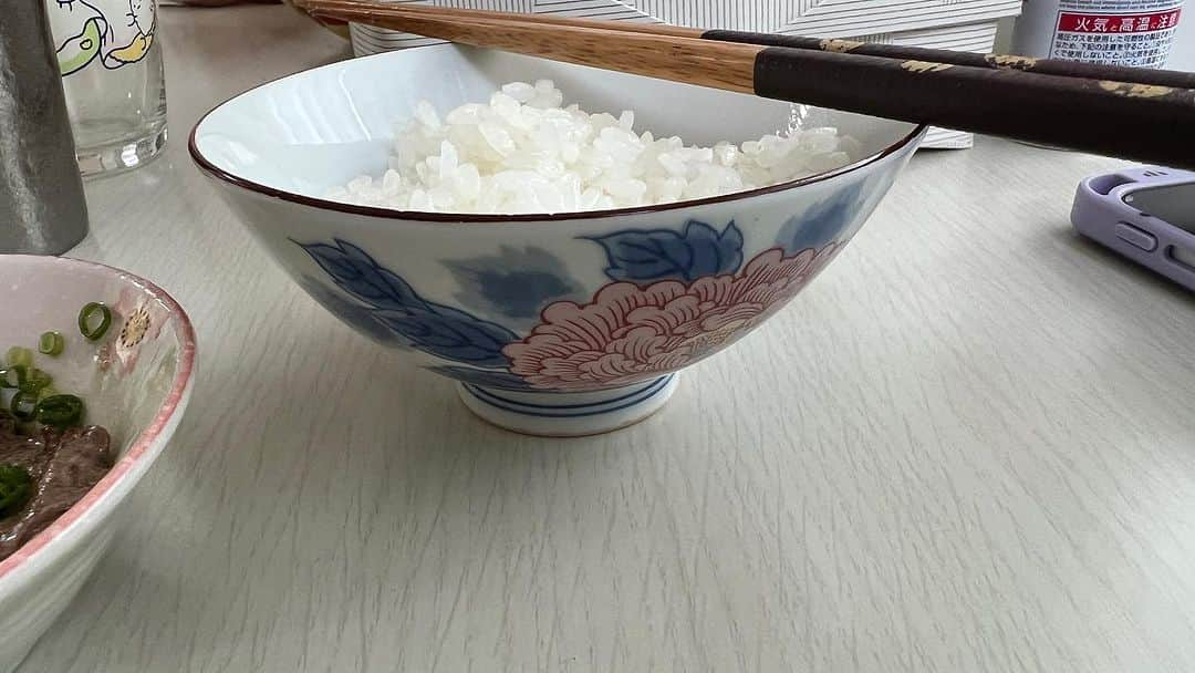 326さんのインスタグラム写真 - (326Instagram)「この茶碗で40年以上飯食ってる。多分、有田（違うかも）  九州男児あるあるなんだけど 肉をネギで食うんじゃなくて ネギを何で食うか？を いつも考えてる 今回は肉に何も味をつけず ネギと胡麻油と塩とネギ油を まぜこぜしたもので 味なしアメリカ硬肉を食べています 私は元気です」8月16日 12時29分 - nakamura326