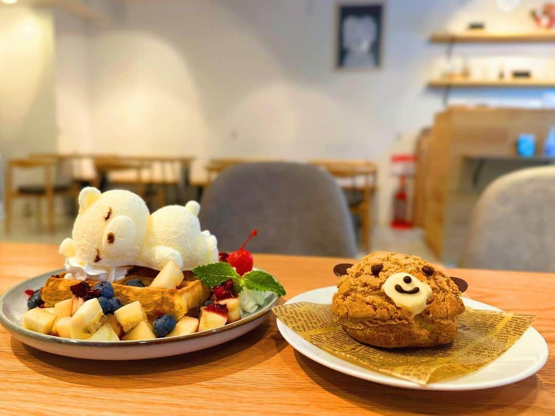 のインスタグラム：「なんて可愛らしいスイーツなんでしょう🫶 散歩途中で見つけたカフェにて☕️ @pocem_cafedining  わんちゃんも入れる、素敵な雰囲気のカフェでした✨  ちなみに…実は最初のお目当てだったカフェは写真2枚目です🤳 @fuglentokyo  ソウル在住の親友によると、カフェ大国でもある韓国の人からも大人気な場所だということで☕️ お店に行くとあちこちから韓国語が聞こえてきました👀✨ ただ、大人気なので店内に座れる場所がなく、今回は断念… 次こそは行きたいなあと思っています🐈‍⬛♡」