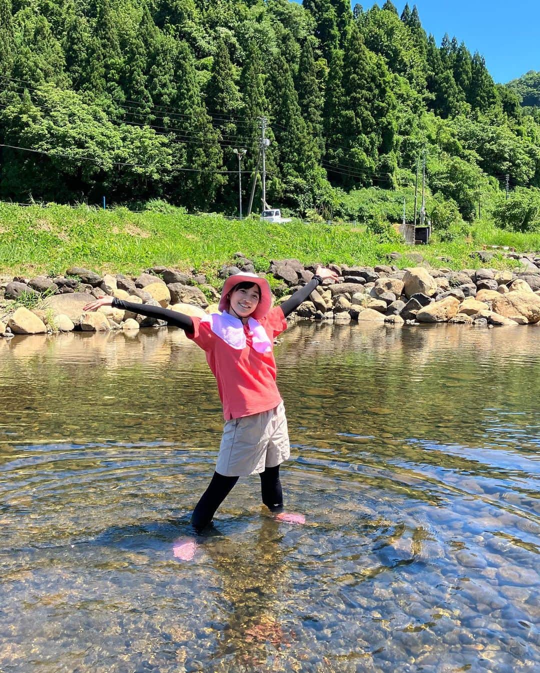松本亜美さんのインスタグラム写真 - (松本亜美Instagram)「今日も新潟一番をご覧いただきありがとうございました🌻 ばんえつ横断お国自慢では、栃尾フィッシングパークにお邪魔して、釣りにチャレンジ🎣 暑さの影響と、私が早く釣り上げたいという思いが強まって、竿をすぐに上げてしまったことが理由で、時間がかかってしまいましたが、なんとかニジマス3匹を釣り上げました🐟 漁業協同組合の皆さんの多大なサポートのもと、楽しみながら釣りができました！釣れた瞬間ホッとされていました☺️  川遊びができる場所もあり、足からじわじわ冷やされて気持ちよかったです✨  炭火でじっくり焼き上げたニジマスは皮がパリパリ、身はふっくら、良い具合に塩味がきいていました！ 自分で釣ったからこそ美味しさが増しました！！  #TeNY #テレビ新潟  #夕方ワイド新潟一番  #ばんえつ横断お国自慢  #福島 #新潟 #家族みんなで大自然で遊ぶぞ  #栃尾フィッシングパーク #釣り #川釣り  #ニジマス #刈谷田川  #炭火焼き #夏の味  #y字バランス #バレエ  #アナウンサー  #松本亜美」8月16日 19時00分 - ami_matsumoto_teny