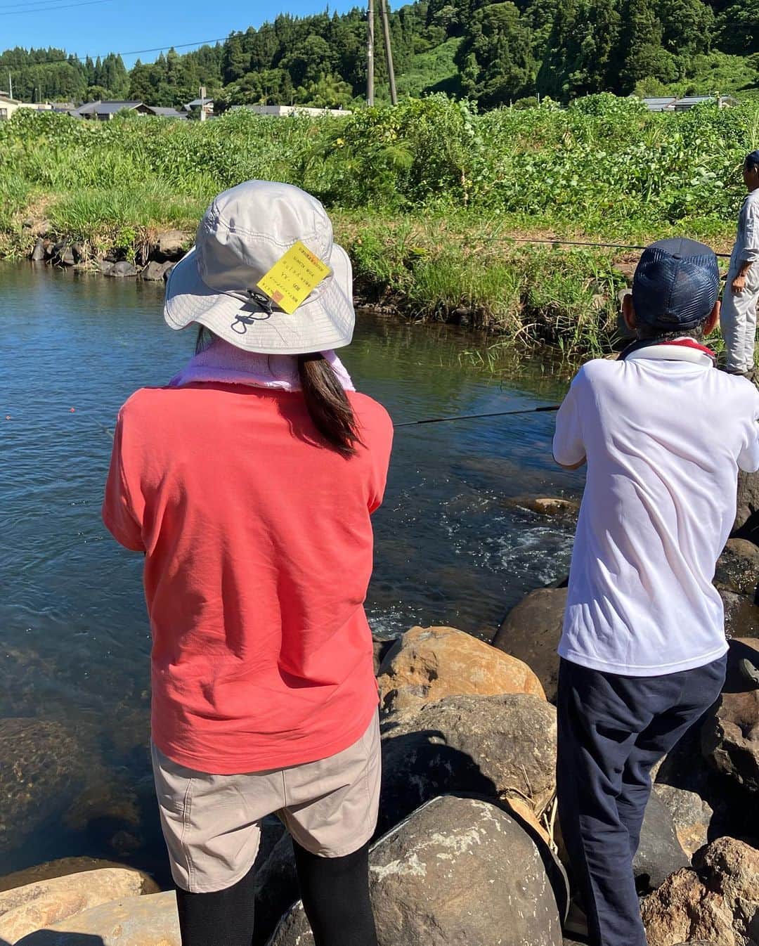 松本亜美さんのインスタグラム写真 - (松本亜美Instagram)「今日も新潟一番をご覧いただきありがとうございました🌻 ばんえつ横断お国自慢では、栃尾フィッシングパークにお邪魔して、釣りにチャレンジ🎣 暑さの影響と、私が早く釣り上げたいという思いが強まって、竿をすぐに上げてしまったことが理由で、時間がかかってしまいましたが、なんとかニジマス3匹を釣り上げました🐟 漁業協同組合の皆さんの多大なサポートのもと、楽しみながら釣りができました！釣れた瞬間ホッとされていました☺️  川遊びができる場所もあり、足からじわじわ冷やされて気持ちよかったです✨  炭火でじっくり焼き上げたニジマスは皮がパリパリ、身はふっくら、良い具合に塩味がきいていました！ 自分で釣ったからこそ美味しさが増しました！！  #TeNY #テレビ新潟  #夕方ワイド新潟一番  #ばんえつ横断お国自慢  #福島 #新潟 #家族みんなで大自然で遊ぶぞ  #栃尾フィッシングパーク #釣り #川釣り  #ニジマス #刈谷田川  #炭火焼き #夏の味  #y字バランス #バレエ  #アナウンサー  #松本亜美」8月16日 19時00分 - ami_matsumoto_teny