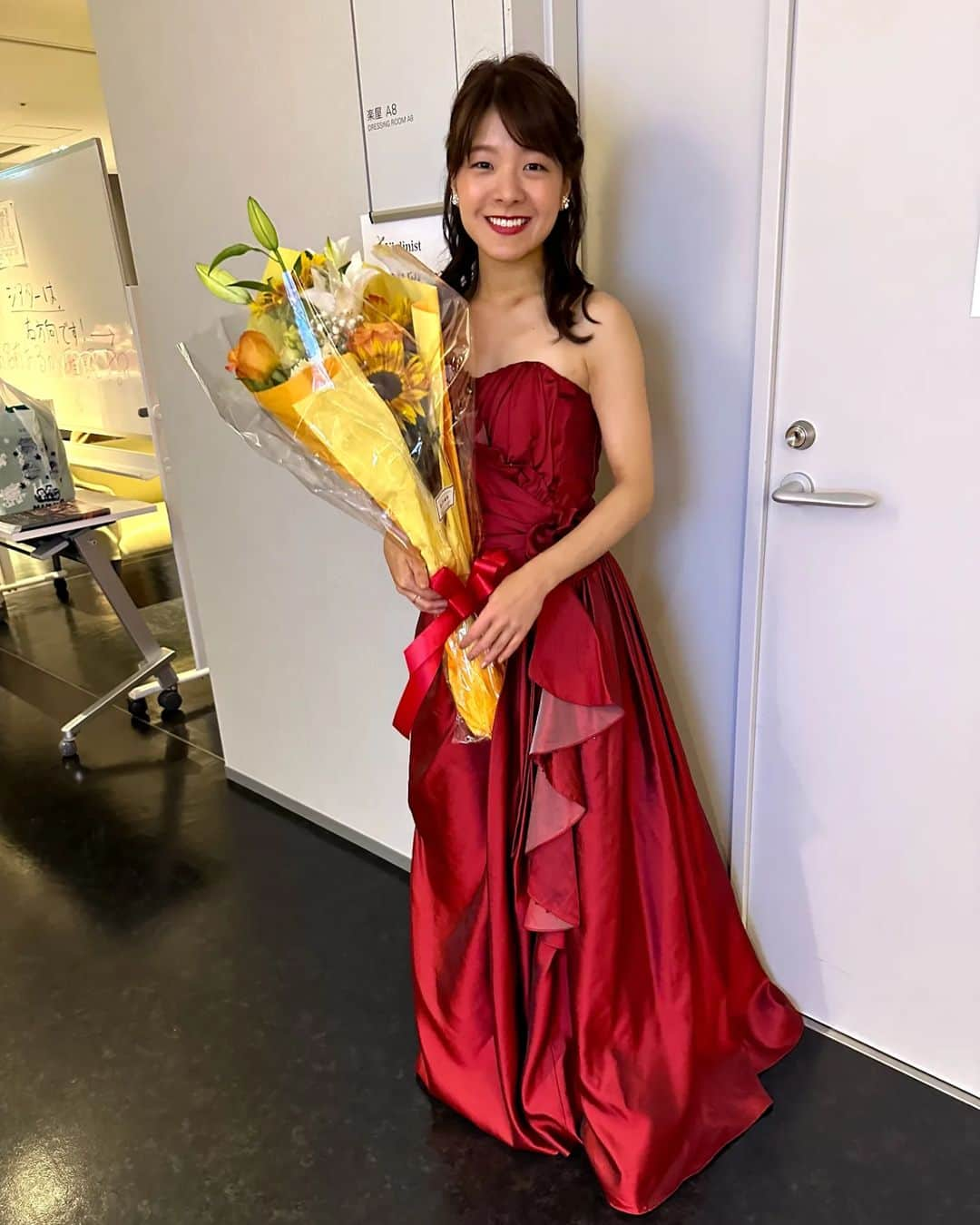 廣津留すみれのインスタグラム：「Enjoyed playing Tchaikovsky Concerto with Japan Junior Orchestra on their 40th anniversary concert 🎉 Swipe right to see what I'm up to backstage... 🤪🌟      先週、日本少年少女オーケストラの４０周年コンサートにて   チャイコフスキーのヴァイオリン協奏曲をソロ演奏しました🎉🤩   アンコールでは飛び入りでオケの後ろに入って演奏🙋🏻‍♀️   たくさん（本当に沢山！）の子どもたちと指揮の篠﨑史子さんと   高崎芸術劇場の素晴らしいステージを踏めて楽しかったです🤍   舞台袖では何してるの？と言われるので   ぜひ5、6枚目をご覧ください。😂笑               #violinist #tchaykovsky #dress #red #flowers」