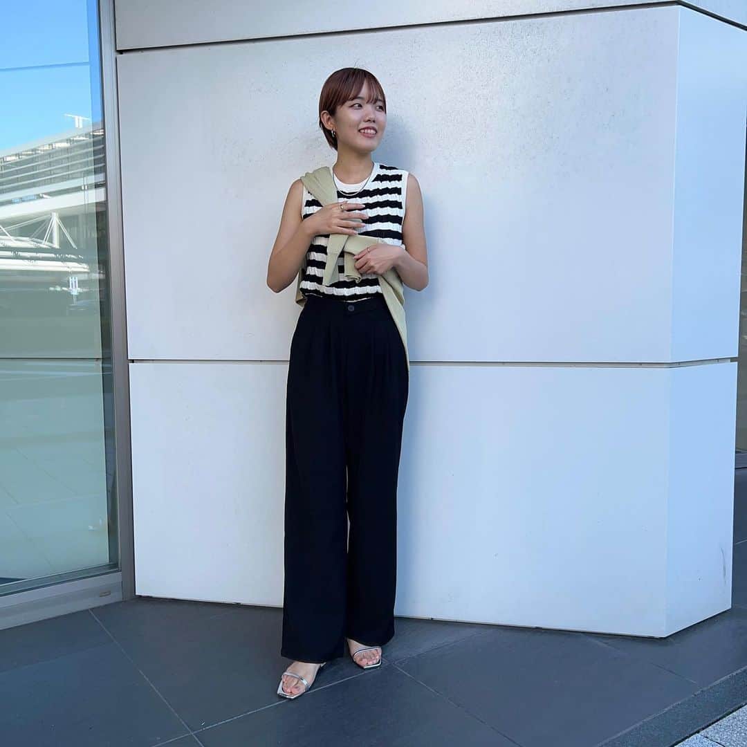 神戸レタス三宮店のインスタグラム：「. ミニなサイズ感とボーダーラインが可愛いノースリーブトップス🎶💕 実際はシアー感があり、ニットだけどさらっととても着やすいです◎🌻  🏷️C6876 ¥2,200(tax in)  ▶︎▶︎▶︎STAFF ゆうりん　164cm(姫路店)  #kobelettuce #神戸レタス #神戸レタスコーデ #レタジョ #プチプラ #プチプラコーデ #サマーニット #夏服 #夏コーデ #きれいめカジュアル #ファッション #fashion #ootd #姫路 #aeomall_toyokawa_topic」