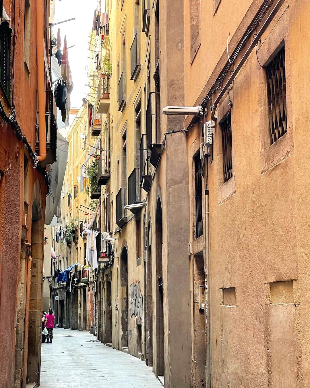 のインスタグラム：「旅の最終日。  お昼ごはんはマルシェのレストラン🍽️とだけ決めて、あとは予定を入れずに出発までのんびり過ごすのが、我らのスタイル。  今回のバルセロナ、予想を遥かに上回る素晴らしさだった。  サグラダ・ファミリアのポストにみなさんが書き込んでくださった感想を読んで、気づきがたくさんあった。私も含めた、「若い頃に行ったことがある」人の旅の記憶は、紙焼き写真のクオリティーで、もっと若い世代の人の記憶は、デジタル写真のクオリティーなのだと。  そして若い頃の視点は狭く、浅い。今回、しみじみ「23年前の自分、バルセロナのいったいどこを見てたんだ？　私の目はふし穴だったのか⁉️」と方々で感じた。  そりゃ無理もないだろうよ。その、ふし穴お目目でバルセロナを見ていた女の子は、その後、荒波に揉まれながらフランス中を取材して回る、旅雑誌みたいなボンズールの編集長を経て、ようやく自分なりの〝世界の見方〟が持てたのだから。  若い頃に観てもピンと来なかった映画が、歳を重ねて再観したらズコーンと入ったなんていうのと同じで、若い頃に行ってピンと来なかった土地にまた行ってみると、自分の成長度がよくわかって大変有意義なんだってこと、今回のバルセロナでしみじみ感じた。  「もうやり残したことないよね？」 「あれ？　娘たちへのお土産は？」 「やべえ！」  と、これだけは外せませんの、娘たちへのお土産探し。たいていこういう時って、あげる方も時間がない中、「これかぁ…」って思いながら、「でも、ないよりいいか」って買う羽目になりがちだと思うんだけど、今回はステキなのが無理なくシュッと見つかった。  ふと見つけたTシャツ専門店 @artegraphia が、驚きの安さとクオリティーと豊富なデザインで、娘たちのTシャツ他、我々もキャーキャーいいながら自分たちのぶんも買った😂  多種多様なデザインアイディアにも驚くし、今シーズンものなら15€、前シーズンのものなら10€っていう買いやすさ👀  バルセロナ、建築も、グラフィックデザインもお洒落だよ。ある部分では、軽くパリを越えてるよ。  I♥️Barcelone きっとまた来る。  #猫沢エミの馬鹿ンス2023  #猫沢エミリーパリへ行く  #猫沢エミのインターナショナル五十路ライフシフト」