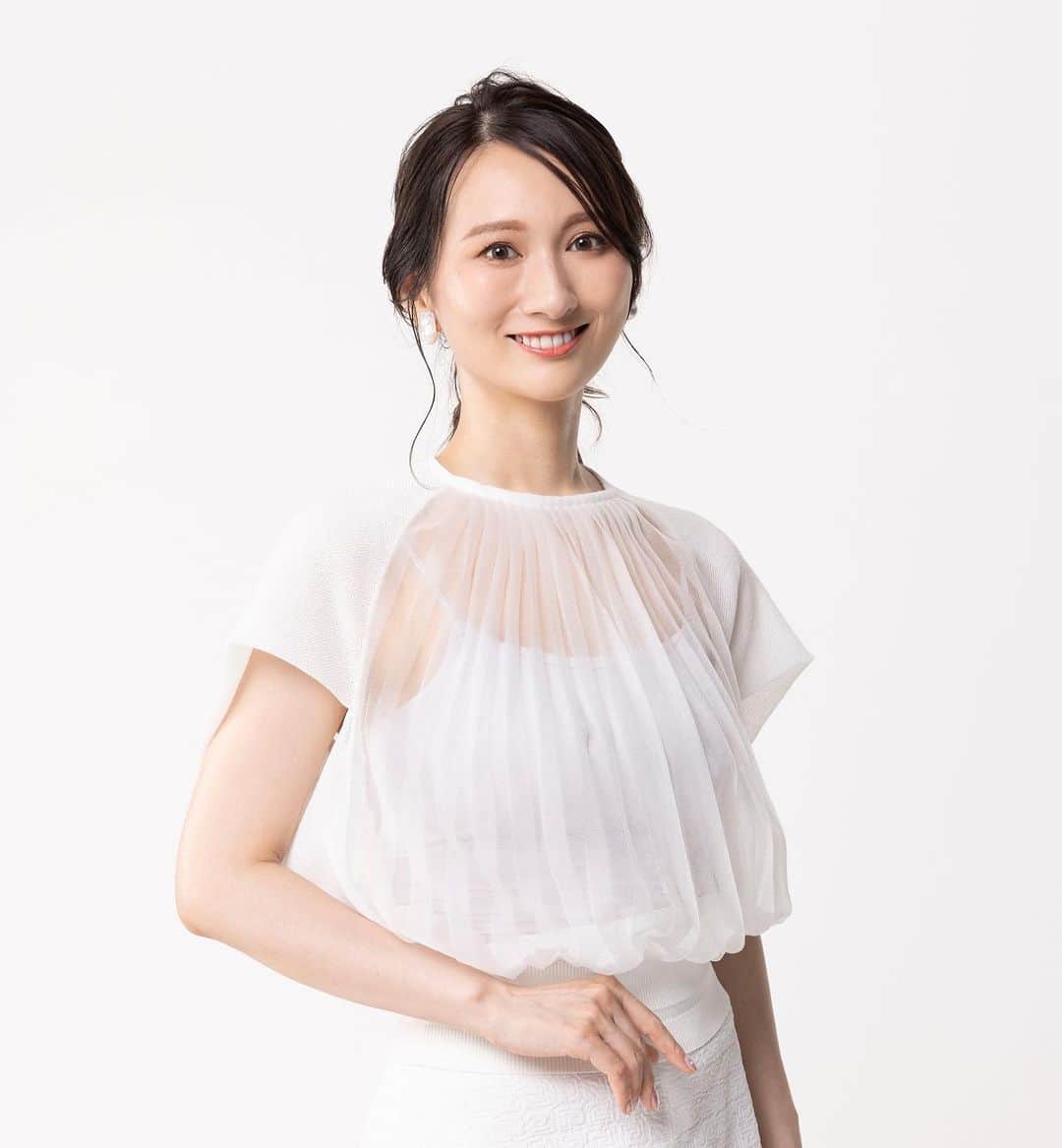 Sasaki Erikaのインスタグラム：「❤︎  宣材写真を撮りました。  改めてちゃんとした宣材を撮ったのは 多分もう6年ぶりとか…😂😂😂  いい加減、見た目も雰囲気も変わってきたので 知り合いのメイクさんに カメラマンさんをご紹介頂き撮影。  久しぶり過ぎてポージングが全然ダメダメで反省でした💦  本当にキレイに撮ってくれて カメラマンさんもヘアメイクさんも最高なのに…‼️  やはり学び続けないとダメですね…❗️  プロのお陰で素敵に撮って頂いたので 写真選定に何日もかけるほど迷いましたが 何とかピックアップできました✨  今まで撮った写真の中で一番素敵かも🥰  ご協力してくださった皆様に感謝です‼️  ⁡ ⁡ ⁡ ⁡ #美容家 #ささえり #美容家ささえり #宣材写真 #宣材撮影」