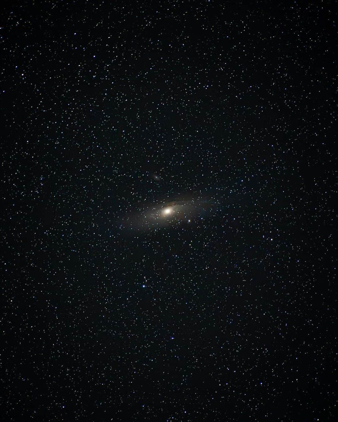 ローマン・サドフスキーのインスタグラム：「You see pictures of space all the time. And I feel like for the most part you just see it…and barely acknowledge it. But finding another galaxy yourself just by pointing your own camera into the sky is really mind boggling. It’s not just some random picture I stumbled upon, I’m literally looking at another galaxy with my own eyes. This is the Andromeda Galaxy which is 2.5 MILLION light years away. Crazy. Who knows, the earth might actually be round.  - - - - - - #space #spacephorography #andromeda #andromedagalaxy #astrophotography #photography」