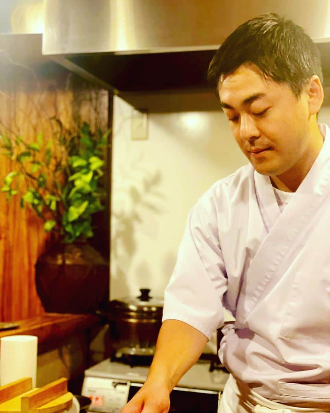 西代洋さんのインスタグラム写真 - (西代洋Instagram)「美味いンスタグラム♪  後輩親指ぎゅー太郎。 コロナ禍で世界がストップした時に おかんが何十年京橋でやってる 小料理屋　こよし も大ピンチに。  ぎゅー太郎はグルメで研究熱心 有り余る時間を使って 寿司の学校に入学。 同時に オカンの店のドリンク、メニュー、仕入れ、帳簿の立て直しに着手。  我々が大好きな強炭酸のメーカに電話して この規模では入れてもらえない炭酸サーバーを導入！ どこよりも美味いハイボール、麦、芋のソーダ割りを実現！！  通常オカンのおばんざいを中心とした小料理屋。 これが大人気♪  週1は自身で握りお寿司のコースを！ 噂が噂を呼び2回転は予約が取れない幻の寿司屋に。  時間が許せば 勉強かねて寿司屋をまわり、人気店をまわり その間にも芸人　親指ぎゅー太郎としての 仕事をこなす。  我々周りの寿司好きのグルメ達人たちも このセンスと美味さ もしかしたらもしかするで！ と唸る♪  お店の看板のオカンが体調を崩し とりあえず休養。 オカンのおばんざいができなくなり この度 全ての日において ぎゅー太郎が握ることに！！  一品と寿司のコース 4950円で日々鍛錬しながら 自分を磨くぎゅー太郎♪  親指ぎゅー太郎は 親指のかぶり物をかぶり チカラいっぱい「ぎゅーー」と手のひらを握るが  職人　親指ぎゅー太郎は 絶妙なチカラ加減て口の中でほどけるお寿司を握る♪  今、行っとかないと あとで後悔するお店♪ そして行くことで 職人の腕が上がっていくお店♪  成長を楽しめる美味しいお寿司屋さんのお話し。  小よし 080-2748-3114 大阪府大阪市都島区東野田町3-11-18  https://tabelog.com/osaka/A2701/A270107/27092270/  #美味いンスタグラム #お寿司 #鮨 #寿司 #京橋 #グルメ #ハイボールがうまい  #コスパ最高  #ええ顔  #職人顔」8月16日 12時53分 - onikuchan0927