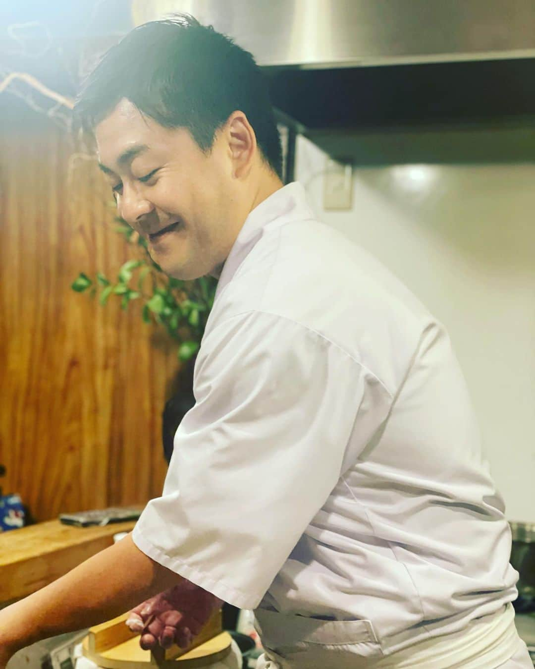 西代洋さんのインスタグラム写真 - (西代洋Instagram)「美味いンスタグラム♪  後輩親指ぎゅー太郎。 コロナ禍で世界がストップした時に おかんが何十年京橋でやってる 小料理屋　こよし も大ピンチに。  ぎゅー太郎はグルメで研究熱心 有り余る時間を使って 寿司の学校に入学。 同時に オカンの店のドリンク、メニュー、仕入れ、帳簿の立て直しに着手。  我々が大好きな強炭酸のメーカに電話して この規模では入れてもらえない炭酸サーバーを導入！ どこよりも美味いハイボール、麦、芋のソーダ割りを実現！！  通常オカンのおばんざいを中心とした小料理屋。 これが大人気♪  週1は自身で握りお寿司のコースを！ 噂が噂を呼び2回転は予約が取れない幻の寿司屋に。  時間が許せば 勉強かねて寿司屋をまわり、人気店をまわり その間にも芸人　親指ぎゅー太郎としての 仕事をこなす。  我々周りの寿司好きのグルメ達人たちも このセンスと美味さ もしかしたらもしかするで！ と唸る♪  お店の看板のオカンが体調を崩し とりあえず休養。 オカンのおばんざいができなくなり この度 全ての日において ぎゅー太郎が握ることに！！  一品と寿司のコース 4950円で日々鍛錬しながら 自分を磨くぎゅー太郎♪  親指ぎゅー太郎は 親指のかぶり物をかぶり チカラいっぱい「ぎゅーー」と手のひらを握るが  職人　親指ぎゅー太郎は 絶妙なチカラ加減て口の中でほどけるお寿司を握る♪  今、行っとかないと あとで後悔するお店♪ そして行くことで 職人の腕が上がっていくお店♪  成長を楽しめる美味しいお寿司屋さんのお話し。  小よし 080-2748-3114 大阪府大阪市都島区東野田町3-11-18  https://tabelog.com/osaka/A2701/A270107/27092270/  #美味いンスタグラム #お寿司 #鮨 #寿司 #京橋 #グルメ #ハイボールがうまい  #コスパ最高  #ええ顔  #職人顔」8月16日 12時53分 - onikuchan0927