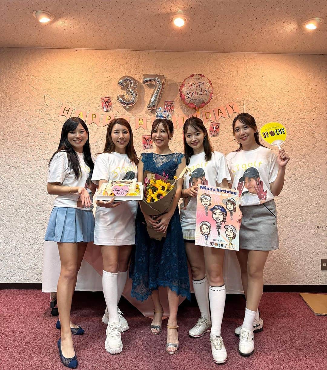 もえしゃんのインスタグラム：「@mina37golf ちゃんbirthday CUP⛳️♡ 朝霧ジャンボリーからの朝霧カントリーの2Days😋  サプライズ成功🍰🩵🤍  ダンスの動画ほんと笑える😂 楽しい思い出ありがとうございました😻 37girlsの皆様お疲れ様でした😼  みなちゃん改めておめでとうございます🥰🤍  #ゴルフ #ゴルフ女子#ゴルフ男子 #高尔夫球 #ラウンド #スイング #GOLF #ゴルフウェア  #ゴルフ好きと繋がりたい #もえしゃん #スイング動画 #callaway #ll #ff #instagolf #golfstagram」