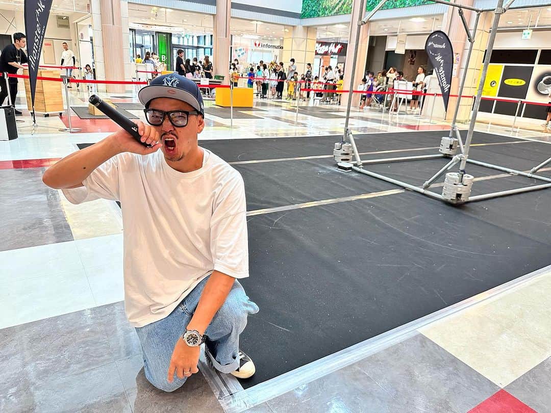 伊藤千秋のインスタグラム：「8/14は千葉県イオンモール富津でMonsterPKチーム×MC伊藤千秋でぶちかまして来ました！お客さんも楽しんで貰えてましたよ😁 @monsterpk_tokyo 有難う！ そして僕が着用してるコレCollaboration between  Tetsuya Nakamura × New Era🧢Newrelease🔥 超COOLです✨✨✨ @newerajapan  @shun_dillinger  いつも有難う御座います！ 次回は8/19.20アスタ西東京で集まりましょう！ アスタ西東京です☝️😎🔥🔥🔥🔥🔥🔥🔥🔥  Seeyou next spot☀️  #clapsstore #claps @claps_entertainment  @kodak_sato  @yuutarouparkour」