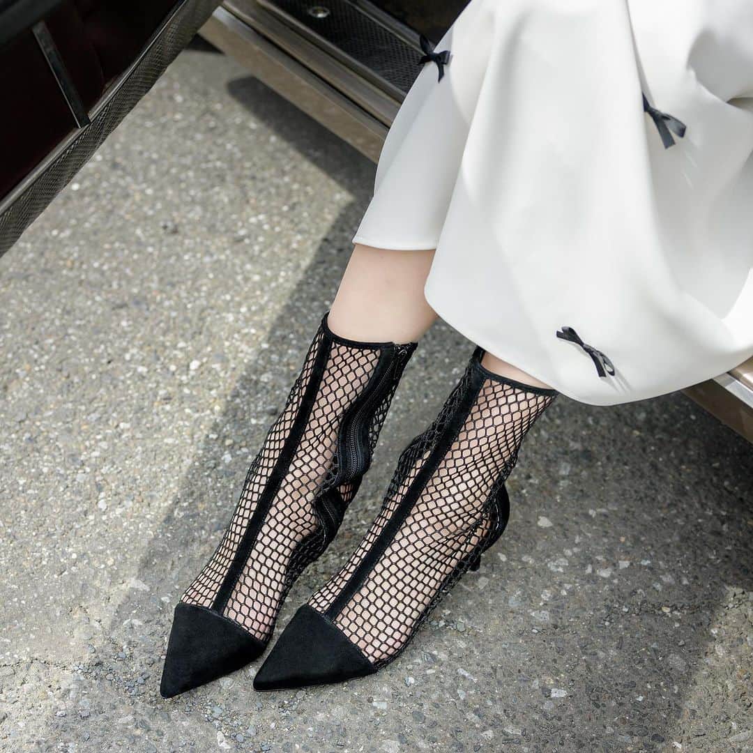 Tsuru by Mariko Oikawaのインスタグラム：「New boots.  Evelyn ¥44,000（tax in）  履くだけでスタイリングをドラマティックに演出してくれる一足。 ローヒールのピンヒールと、ミドル丈の絶妙な丈感もこだわりの一部。 メッシュ生地はモードとセクシーを両方兼ね備えたスペシャルなアイテム。  #tsuru #tsurubymarikooikawa #2023autumn #2023aw」