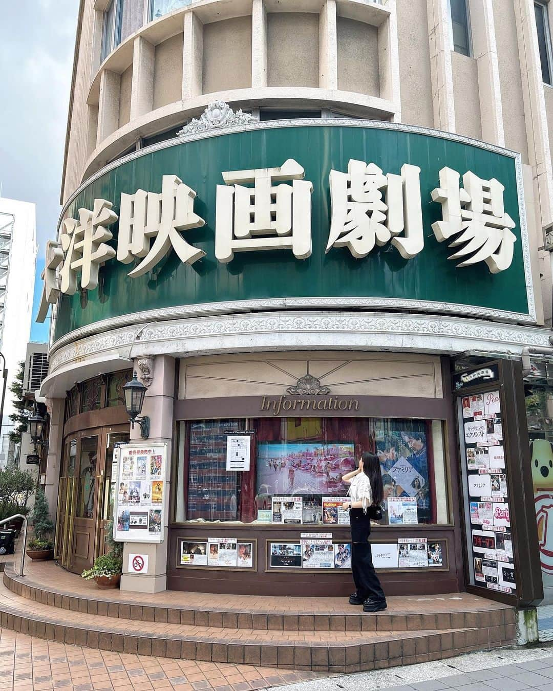 渡邉鈴音のインスタグラム：「ただいま福岡🍜  福岡の中洲太洋映画劇場にて 映画「バラシファイト」2度目見てきました‼︎  また違った視点から見れて楽しかった☺︎   福岡住んでたけど大洋映画館は 初めてでレトロでお洒落やったけん 写真撮ってもらった‼︎📸🧍🏻‍♀️  バラシファイト全国順次公開中なので是非ご覧くださいー！  #福岡 #中洲 #博多区 #映画 #映画鑑賞 #バラシファイト #大洋映画劇場 #お盆 #お盆休み」