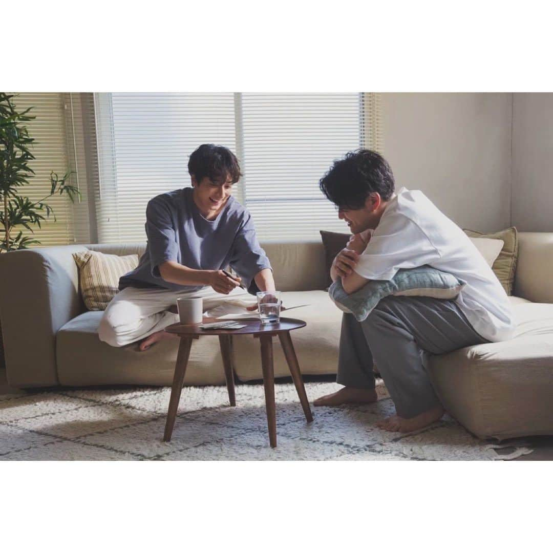 工藤秀平さんのインスタグラム写真 - (工藤秀平Instagram)「「ぜんぶ、うそ / 小関裕太&工藤秀平」各種配信サイトにてサブスク解禁されました。  Apple MusicやSpotifyをはじめ、いろんな媒体で聴けるようになったので、ぜひそれぞれの聴き方で楽しんでください。  3年前に『ぜんぶ、うそ』 を発表したときは、この曲がMVになるとか、配信されるとかまったく想像していなかったんですよね、ほんっと。  最初の投稿から、MV、iTunes配信、BBBchのライブと届けさせていただく中で、皆さんから沢山の感想をいただいて。  その言葉たちがあったからこうやって「ぜんぶ、うそ」という作品は最初の投稿だけにとどまらず、3年をかけてひとつひとつ前に進むことができました。  改めて、小関裕太(@yuta_koseki_68 )君と僕だけじゃなく、この曲に関わってくれたチームはもちろん、聴いてくれた皆さんがいたから完成したんだなと強く感じています。ありがとうございます。  これからもあなたの毎日に寄り添えるような曲でありますように。  #ぜんぶうそ #工藤秀平 #小関裕太」8月16日 13時24分 - kkshuhei