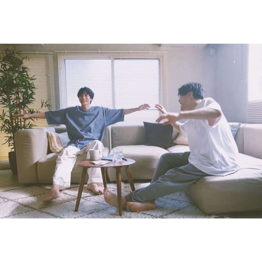 工藤秀平さんのインスタグラム写真 - (工藤秀平Instagram)「「ぜんぶ、うそ / 小関裕太&工藤秀平」各種配信サイトにてサブスク解禁されました。  Apple MusicやSpotifyをはじめ、いろんな媒体で聴けるようになったので、ぜひそれぞれの聴き方で楽しんでください。  3年前に『ぜんぶ、うそ』 を発表したときは、この曲がMVになるとか、配信されるとかまったく想像していなかったんですよね、ほんっと。  最初の投稿から、MV、iTunes配信、BBBchのライブと届けさせていただく中で、皆さんから沢山の感想をいただいて。  その言葉たちがあったからこうやって「ぜんぶ、うそ」という作品は最初の投稿だけにとどまらず、3年をかけてひとつひとつ前に進むことができました。  改めて、小関裕太(@yuta_koseki_68 )君と僕だけじゃなく、この曲に関わってくれたチームはもちろん、聴いてくれた皆さんがいたから完成したんだなと強く感じています。ありがとうございます。  これからもあなたの毎日に寄り添えるような曲でありますように。  #ぜんぶうそ #工藤秀平 #小関裕太」8月16日 13時24分 - kkshuhei