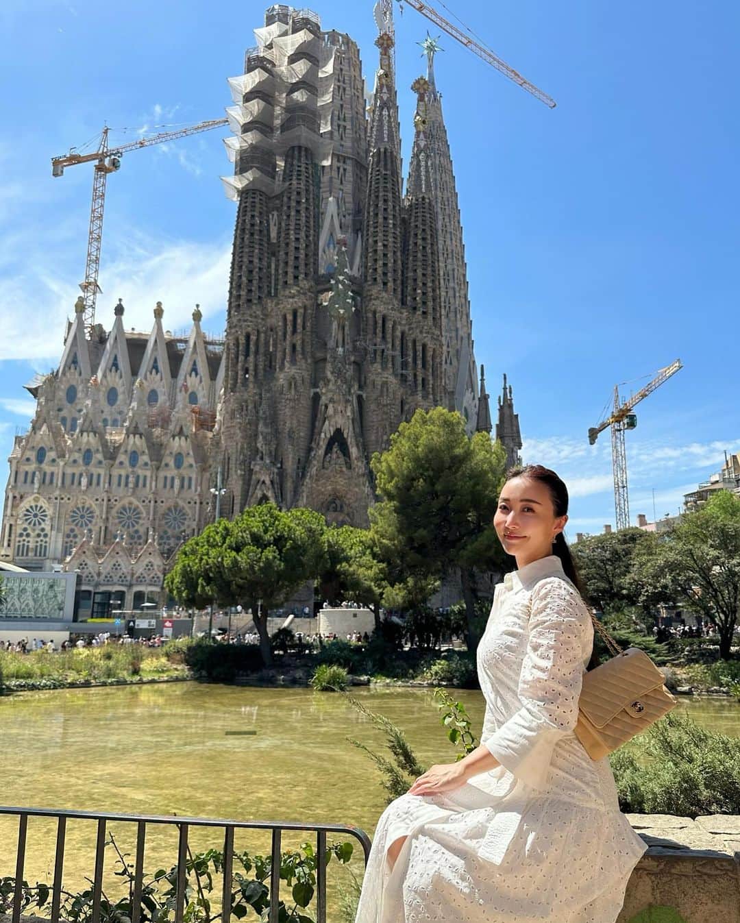 のインスタグラム：「今も建設中のサグラダファミリア、西日からのステンドグラスの光がとても綺麗で厳かでした。３枚目の動画の部分は1番最近完成したところで、日本人彫刻家外尾悦郎さんが修復した箇所だそうです。 鐘楼も登りました。気の遠くなるほどの細かい作業の積み重ねを生で見れて本当によかったです😊  そのあとはグエル邸とレイアール広場のガス灯も見学に。ガウディの作品たくさん見れて充実の1日でした💓 なかなか縁がなくて来れなかったバルセロナ。ようやくやりたかったコトの一つが叶ってよかったです。  #ブレア #ブレア銀座 #blair #クラブ #明日香vlog #vlog #YouTube #スペイン #スペイン旅行#バルセロナ #barcelona #サグラダファミリア #sagradafamilia #グエル邸 #palauguell #レイアール広場 #レイアール広場のガウディの街灯 #ガス灯 #世界遺産 #世界遺産巡り」