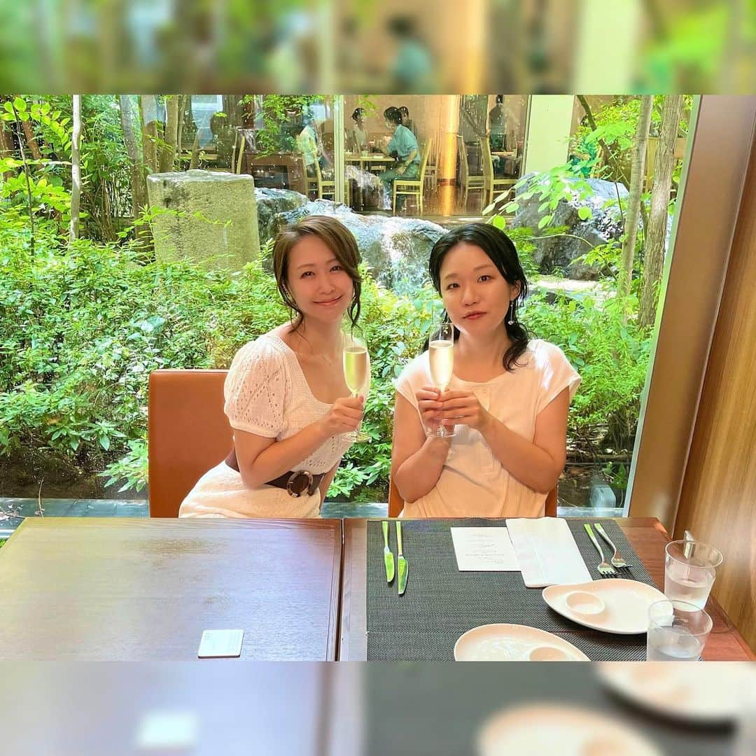 水上真理のインスタグラム：「日曜日は ばーどちゃんと🥰 . 緑いっぱいの ステキなお店でランチ🥂 . 夏の緑と 木漏れ陽を堪能して🍃✨ . 居酒屋さんで まったり☺️✨ . 気がつくと いつもお店の閉店時間なの🤭 . 笑顔いっぱいの幸せ時間✨ . いつもありがとぉ💕 . #smile  #love  #happy #lunch  #こもれび  #だいすき」