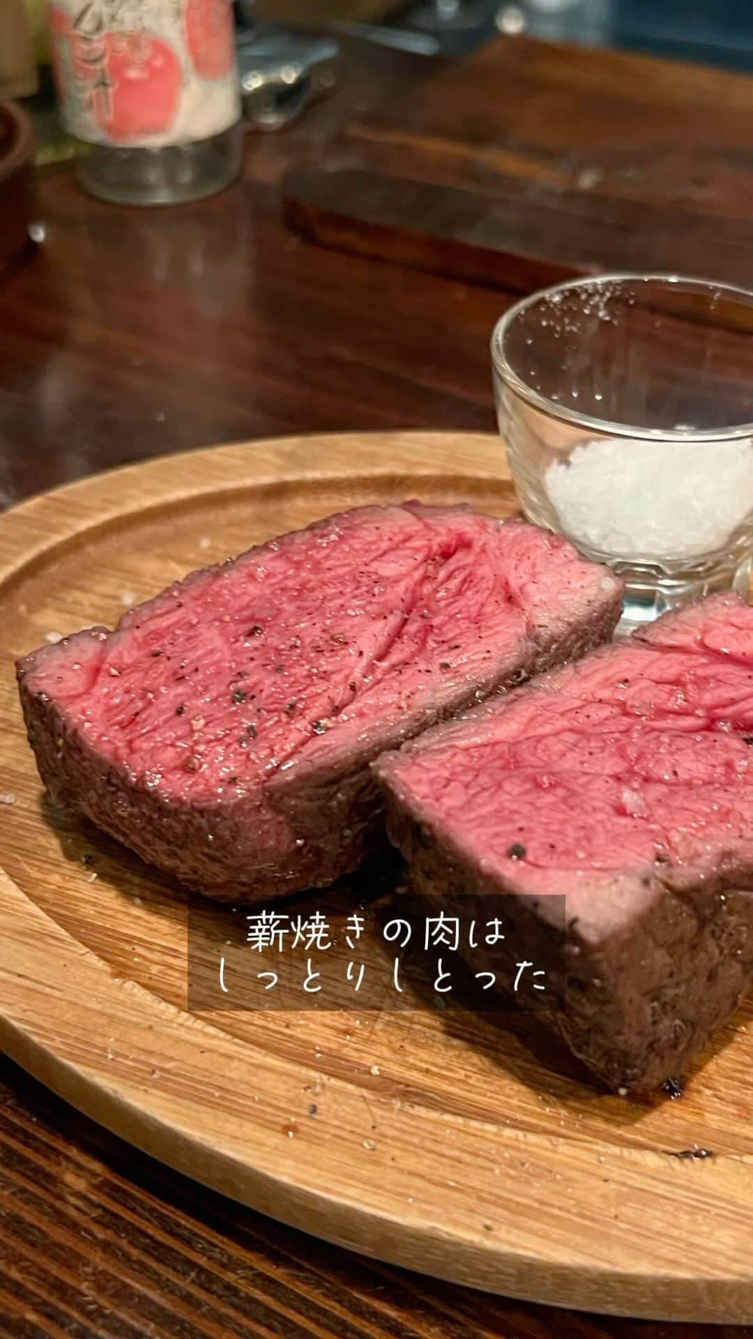 のインスタグラム：「【#UMAGA のコラム】 「#デビ高橋のごぶさたしてます」が公開されました。  第24回は「薪の香りがたまらない！福岡でいち早く肉の薪焼きを始めた店」です。  記事はUMAGA @umagaweb のプロフィールからサイトにリンクしていますので、是非読んでみてくださいね。  ▶BISTROT Robert et Louise（ビストロ・ロベール・エ・ルイーズ） @bistrotrobertetlouise 福岡市中央区平尾3-19-20-2F 092-521-6670 18:00～22:00 LO 不定休  #FukuokaGourmet #FukuokaSteak The 24th column of the web magazine "UMAGA", "Devi Takahashi's Gobusatashitemasu", is "The smell of firewood is irresistible! The first restaurant in Fukuoka to start wood-grilling meat."  #후쿠오카음식 #후쿠오카스테이크 웹 매거진 "UMAGA"의 24번째 칼럼 "다카하시 데비의 고부사타시테마스"는 "장작 냄새가 참을 수 없다! 후쿠오카에서 처음으로 고기를 굽는 가게"입니다.  #福岡美食 #福岡牛排 網絡雜誌《UMAGA》第24期專欄《Devi Takahashi的Gobusatashitemasu》是“木柴的味道無法抗拒！福岡第一家開始木烤肉的餐廳”。  #福岡グルメ #福岡ディナー #福岡肉 #福岡薪焼き #ロベールエルイーズ #BISTROTRobertetLouise #ビストロロベールエルイーズ」