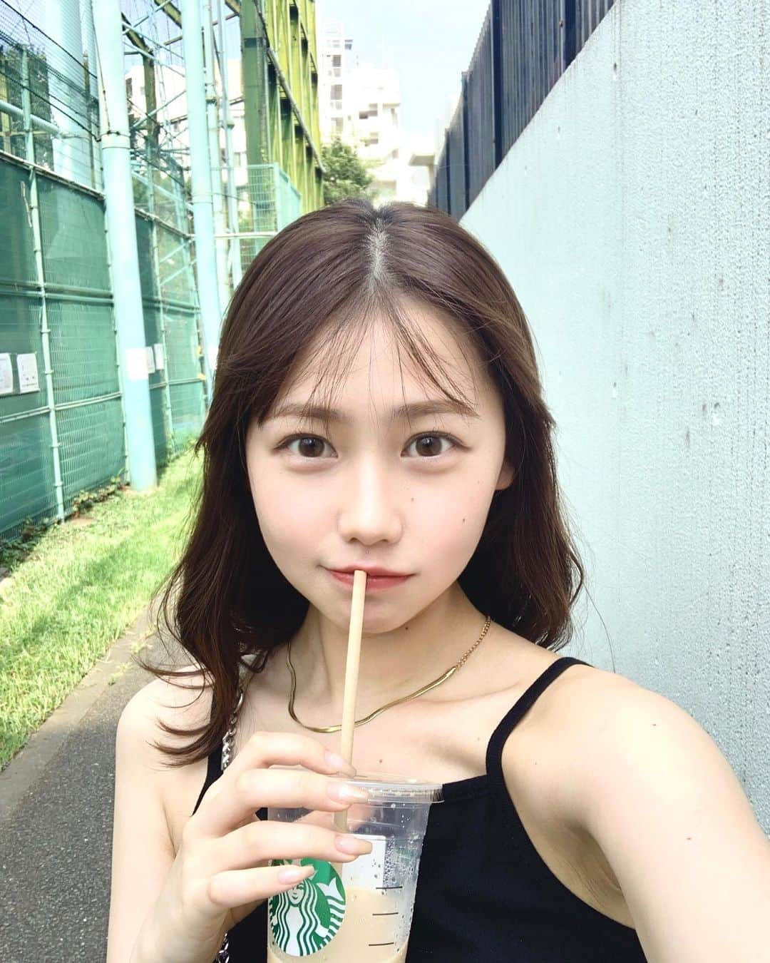 中桐菜々子さんのインスタグラム写真 - (中桐菜々子Instagram)「. 真正面からの写真って珍しい 風強くて髪はもれなく終わってる😟  #サロモ #サロンモデル #ミディアム #夏 #自撮り」8月17日 18時05分 - nanako_nakagiri