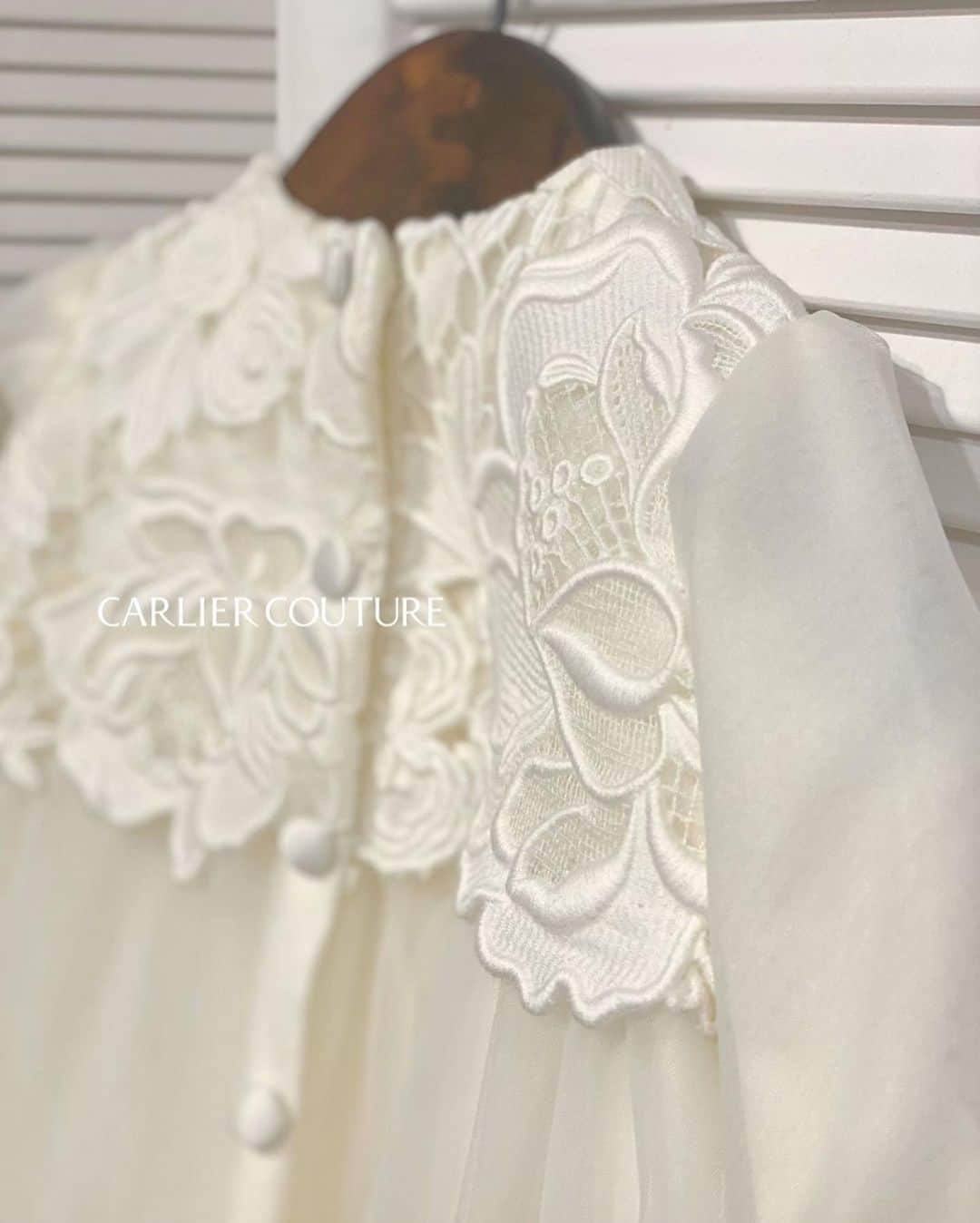 order dress カルリエ クチュールさんのインスタグラム写真 - (order dress カルリエ クチュールInstagram)「. 【Carlier Couture diary】 baby dress made from a Dress  花嫁さまにお作りさせて頂いた ウェディングドレスから ベビードレスへ。  （正しくは、ドレスの一部の生地を使い、 ドレス自体はまだ着用可能✨）  くるみボタンも、 しっかり花嫁さまがお使いになったもの！ クラシカルさと、可愛いさが 集まったようなデザインに…♡  いつもはお帽子なのですが 今回は花嫁さまのリクエストで ヘアーバンドに。  レースモチーフがしっかり 活かされて、可愛い🫶🏻  続きます→  . . . . . #ベビードレス #ウェディングドレスリメイク #ベビードレスリメイク  #オーダードレス  ____  ⚠️ただいま @carlier_couture での オーダーのお承りは休止中でございます。  休止前にオーダーいただいたものを まだまだpostさせて頂きますが、 ご了承くださいませ🙇🏻‍♀️🙇🏻‍♀️  ____  現在のメインはこちら @carlier_couture_deuxieme   ぜひfollowしていただけますと 励みになります❤️‍🔥❤️‍🔥 （ストーリーは最近↑がメインです）  +++—————————————————-+++  お客様のお写真の無断転載は固くお断り致します。 NO COPYING PLEASE / 禁止转载  +++—————————————————-+++」8月16日 13時46分 - carlier_couture