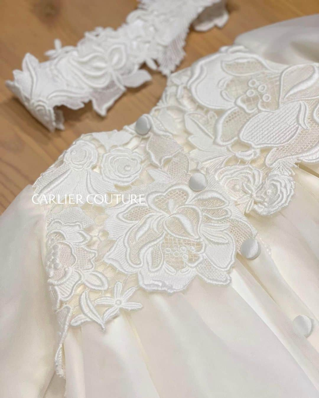 order dress カルリエ クチュールのインスタグラム：「. 【Carlier Couture diary】 baby dress made from a Dress  花嫁さまにお作りさせて頂いた ウェディングドレスから ベビードレスへ。  （正しくは、ドレスの一部の生地を使い、 ドレス自体はまだ着用可能✨）  くるみボタンも、 しっかり花嫁さまがお使いになったもの！ クラシカルさと、可愛いさが 集まったようなデザインに…♡  いつもはお帽子なのですが 今回は花嫁さまのリクエストで ヘアーバンドに。  レースモチーフがしっかり 活かされて、可愛い🫶🏻  続きます→  . . . . . #ベビードレス #ウェディングドレスリメイク #ベビードレスリメイク  #オーダードレス  ____  ⚠️ただいま @carlier_couture での オーダーのお承りは休止中でございます。  休止前にオーダーいただいたものを まだまだpostさせて頂きますが、 ご了承くださいませ🙇🏻‍♀️🙇🏻‍♀️  ____  現在のメインはこちら @carlier_couture_deuxieme   ぜひfollowしていただけますと 励みになります❤️‍🔥❤️‍🔥 （ストーリーは最近↑がメインです）  +++—————————————————-+++  お客様のお写真の無断転載は固くお断り致します。 NO COPYING PLEASE / 禁止转载  +++—————————————————-+++」