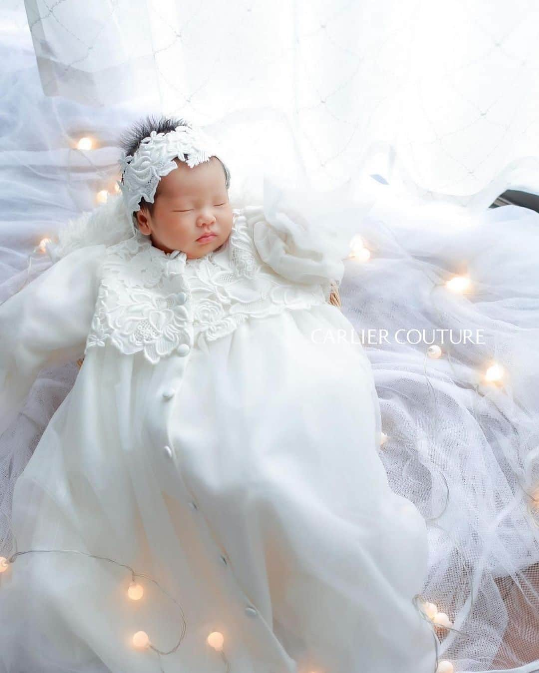 order dress カルリエ クチュールのインスタグラム：「. 【Carlier Couture diary】 new born photo  ニューボーンフォトが可愛すぎて…  ふにゃふにゃの赤ちゃん、 たまりません…。  素晴らしいお写真、 本当にありがとうございます。  サイズ感は大きめタイプをお選びいただいたので、 お宮参り、お食い初めまで 長くお召しいただけます。  フルオーダーは休止中ですが、 ベビードレスへのリメイクは ずっと続けていきたい✨  作ってるときもニコニコしてしまうし、 花嫁さまが無事にママさんになり、 こうしてお写真拝見させていただけるのが、 本当に幸せ。  改めまして、 ドレスからベビードレス、ご依頼頂き、 ご紹介も快諾いただき、 本当にありがとうございます🤍🤍🤍  . . . #ニューボーンフォト  #ベビードレス #新生児 #ベビードレスリメイク #ウェディングドレスリメイク  ____  ⚠️ただいま @carlier_couture での オーダーのお承りは休止中でございます。  休止前にオーダーいただいたものを まだまだpostさせて頂きますが、 ご了承くださいませ🙇🏻‍♀️🙇🏻‍♀️  ____  現在のメインはこちら @carlier_couture_deuxieme   ぜひfollowしていただけますと 励みになります❤️‍🔥❤️‍🔥 （ストーリーは最近↑がメインです）  +++—————————————————-+++  お客様のお写真の無断転載は固くお断り致します。 NO COPYING PLEASE / 禁止转载  +++—————————————————-+++」