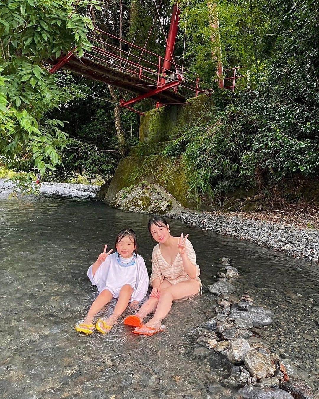 茜さやのインスタグラム：「大井川鐵道が走る大井川🏞✨  小学生や中学生の頃はくる度に弟妹で2〜3ｍ深さがある川に岩の上から飛び込んだりして遊んでいたんだけど  大人になると怖いが勝つのと姪っ子ちゃんがいるから 浅瀬でちゃぷちゃぷ✨  とても透明度が高い綺麗な水で 合流する前の細い川は流れも穏やかで 小さい子も遊びやすいです💕  弟と妹は逆立ちしたり水切りしたりとアクティブに遊んでて若いな〜てなりました🥺笑  うちは上の姪っ子ちゃんと石積みをしたり カエルを観察したり水のかけ合いっこをして遊びました☀️  大井川沿いにはキャンプ場があったりサウナがあったりもするので是非調べてみてください🏕  勿論大井川鐵道のSLやトーマスにも 乗ってみて欲しいです🚂  川根本町魅力がいっぱいだなぁ〜〜🍵  #大井川　#川遊び　#静岡　#川根本町 #お盆休み #静岡観光　#Shizuoka #river #oigawa」