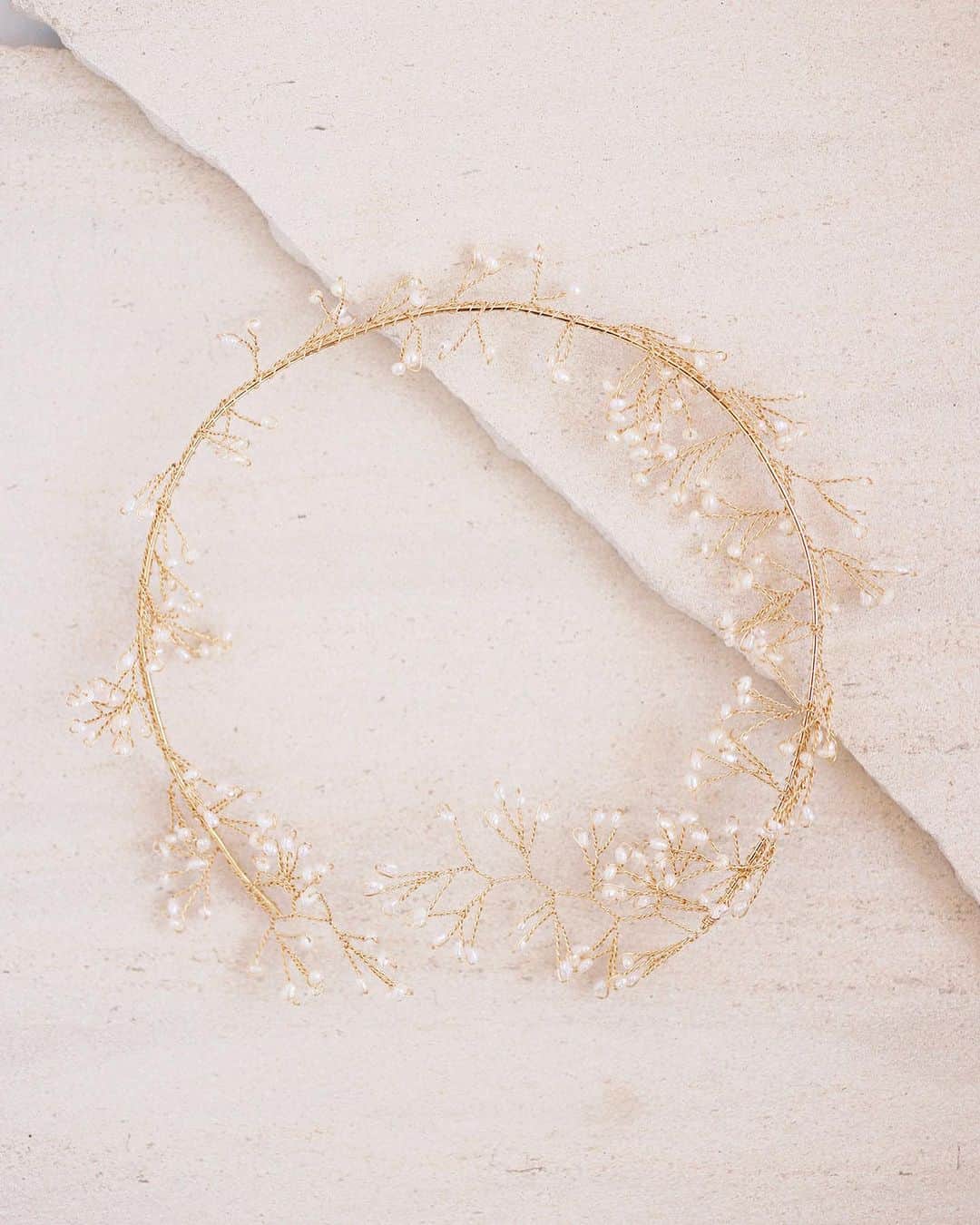 セレフィーナのインスタグラム：「Charlotte Collar Necklace - one of our personal favorites! Very much a special occasion piece!  Wear this with the opening in the front Handmade - intricately wire-wrapped  Designed in California  14kt gold plating, Freshwater Pearls  10" dimension Style No. N2272PRL」