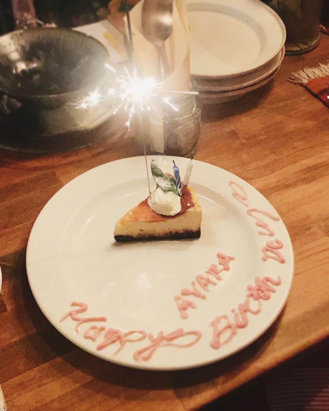 のインスタグラム：「🎂🎊 お誕生日ちょっとすぎちゃったけど、大好きな人たちと大好きな場所で大好きなあやかちゃんにおめでとうって伝えられて幸せでした🫰🏻💗 (やっぱりニバルのごはんは最高。) これからも一緒にたくさん笑いながら歳を重ねていこうね〜☺︎」
