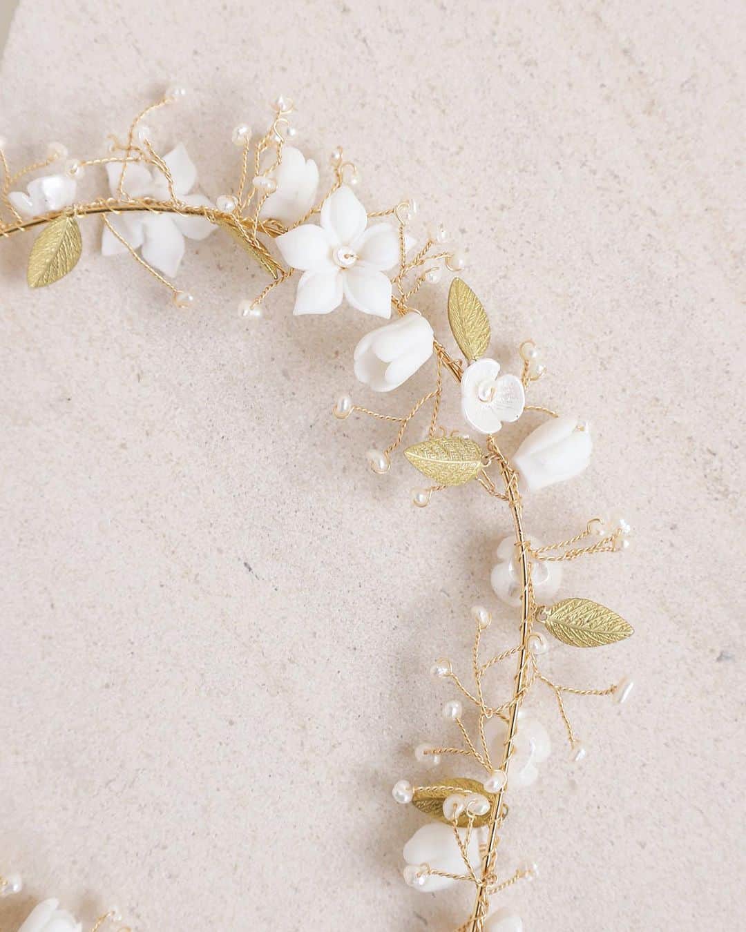 セレフィーナさんのインスタグラム写真 - (セレフィーナInstagram)「Dorothea Headband - this one is special! We wire-wrapped each component and detail by hand.  Designed in California Handmade  Porcelain, Freshwater Pearls, Gold Plated Wire  6"L, 1.5"W Style No. H1086WHT」8月16日 14時12分 - serefinajewelry