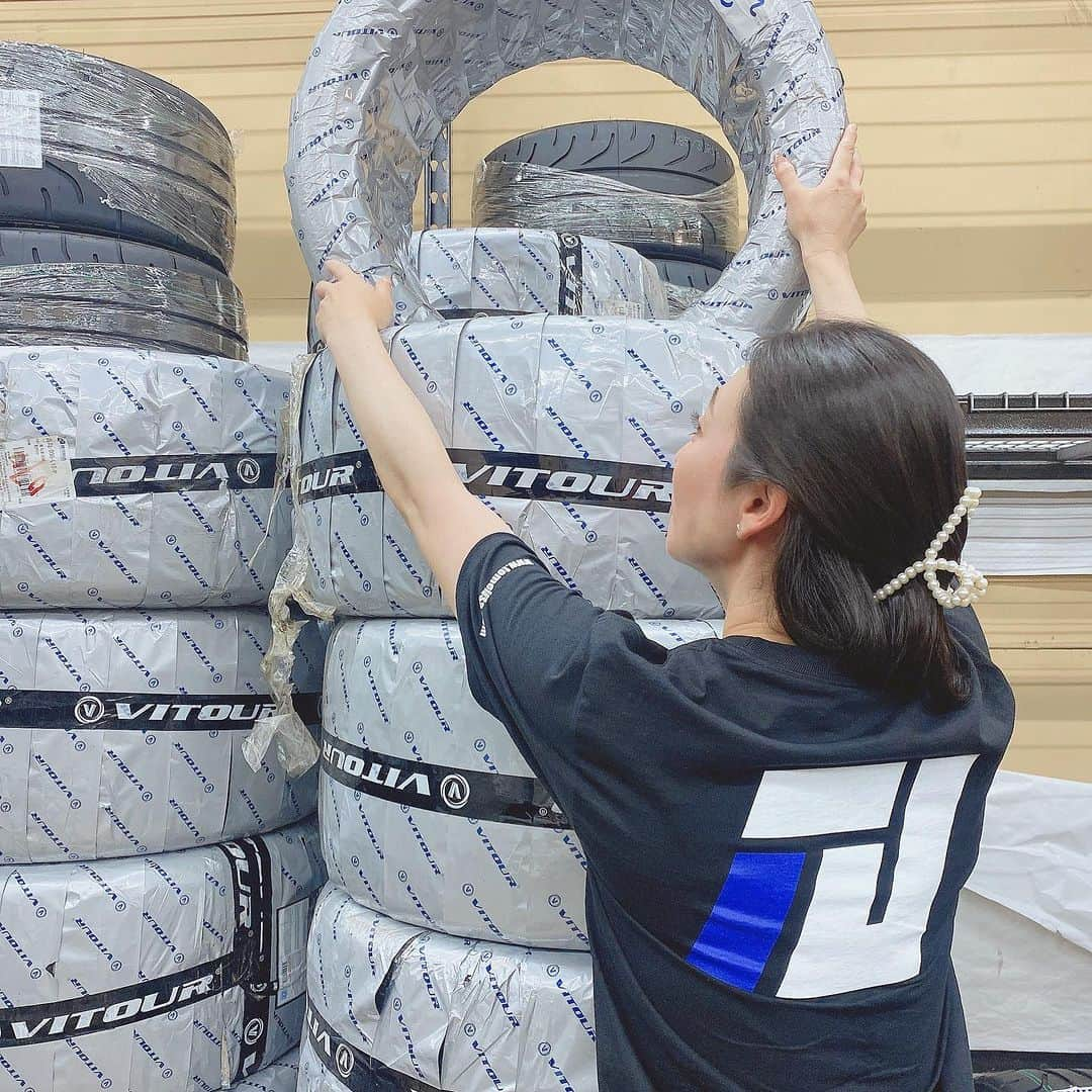 塚本奈々美のインスタグラム：「🇯🇵今週末のHotPit AutoFest Rd.4のためにタイヤの準備♪  🇺🇸 I came to pick up tires for @hotpitautofest Rd.4 Come see me this weekend at OrangeShow Speedway✨  Put a discount code DRIFTFAN and get $5 off for GA Tickets!!  🇧🇷depois do teste escolhi esse pneu pra próxima etapa. Dia 19/8 vai ser a competição HotPit Rd.4 Torça pra mim gente👍✨ ・ ・ ・ ・ #pilotabrasileira  #hotpitautofest  #japaneseculture  #driftqueen」