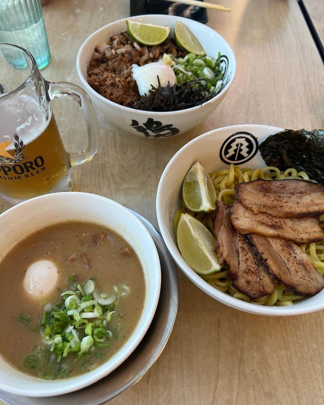 鈴木優さんのインスタグラム写真 - (鈴木優Instagram)「アメリカに来て 最高のラーメンが食べれるの最高すぎ🇺🇸🇺🇸  ロサンゼルス近郊にお住みの方！ Kashiwa Ramenさんに是非行ってください👍  ラーメン、つけ麺、まぜそば、餃子、たこ焼きなど 全部おすすめです😎  次は何食べようかなー🙄  ちなみに今回は混ぜそばです😏  #ramen  #losangeles  #orangecounty  #takoyaki  #kashiwaramen」8月16日 14時17分 - suzuqgram