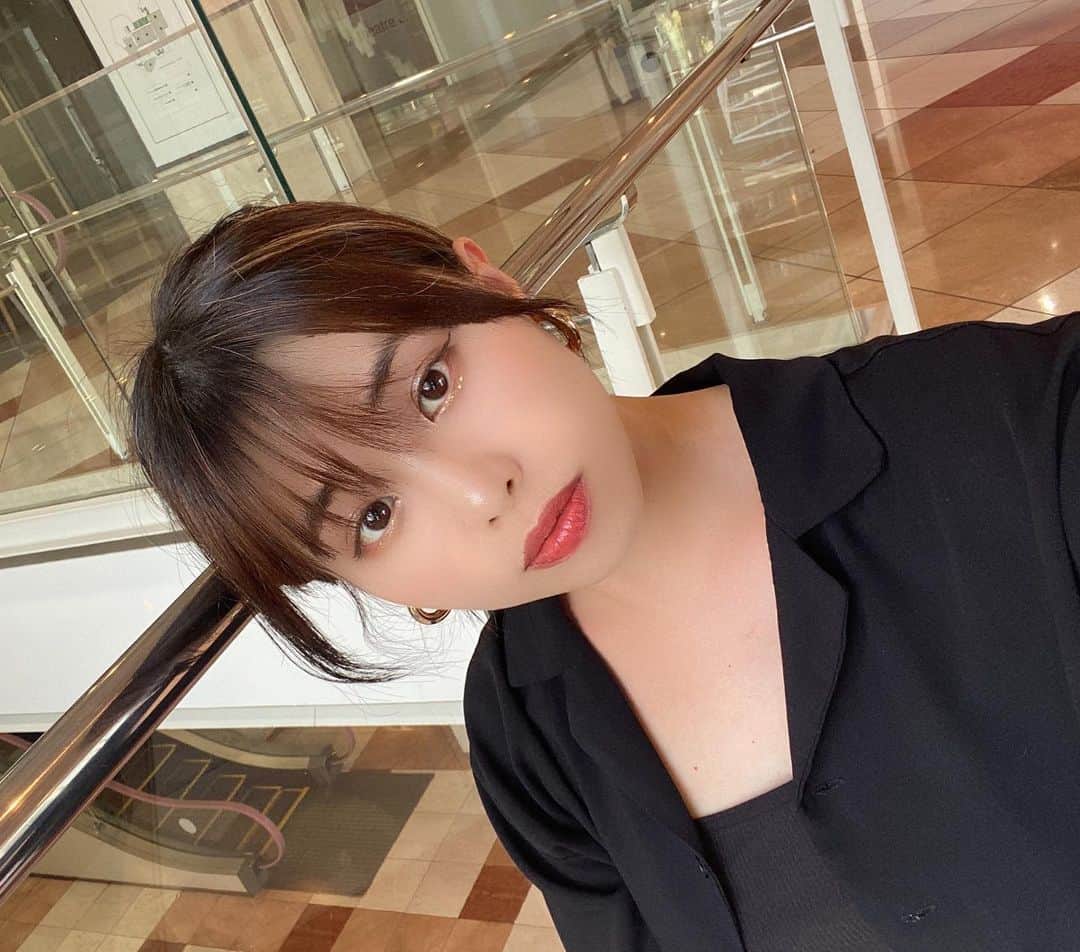 のインスタグラム：「. いつも愛用してるファンデのTIRTIRからとっても魅力的なNewアイテムが登場✨  私はラベンダーを使わせていただきました♪  スキンケアの最後に塗ると しっとりした潤いに加え、パープルカラーが気になるくすみを補正してトーンアップしてくれる⸜(* ॑꒳ ॑* )⸝ メイクがめちゃくちゃ盛れるのよ〜🧖‍♀️💜  #TIRTIR #PR #トーンアップエッセンス #化粧下地 #カラーベース #パープルトーンアップ  #トーンアップサンエッセンス #トーンアップベース  #メイクベース」