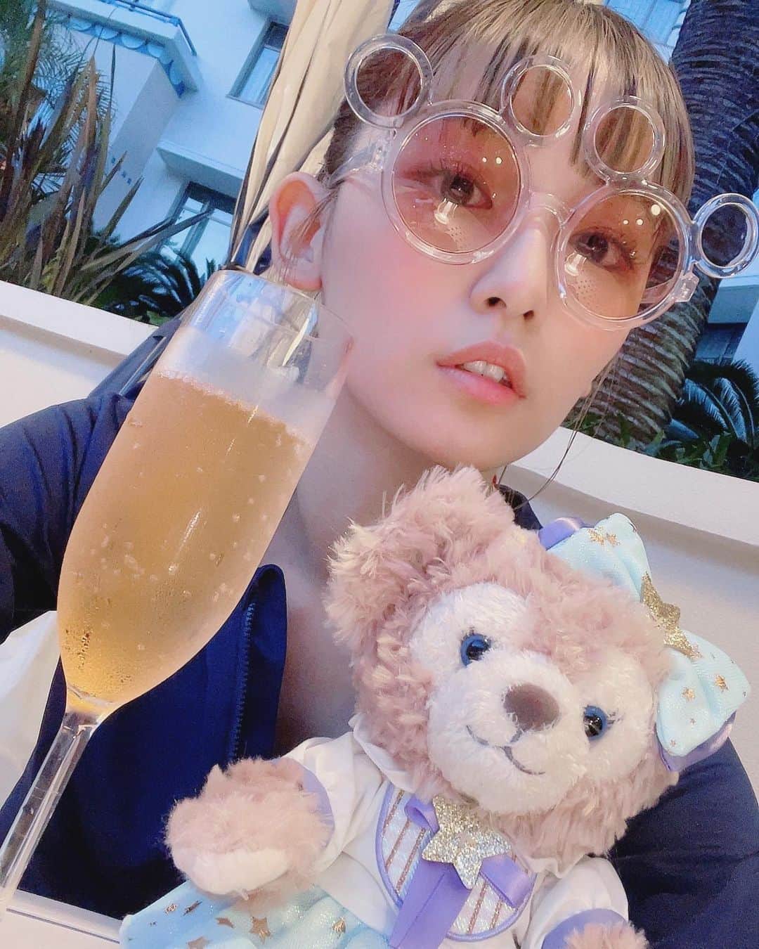 のインスタグラム：「アンバサダーホテル パームガーデン・プール ナイトプール  目当てはメシじゃ！！！！！！！  前菜のとうもろこしとキャビアのなんちゃらがめちゃくちゃ美味しかった。てか全部美味しかった。  メインのロコモコ丼 パークの紙皿で運ばれて来て、パーク行きたくなってしまい 夏は絶対行かないわたしだけど次の日しっかりインした。」