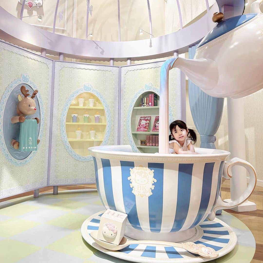mariomi324のインスタグラム：「ねえね♥️♥️♥️ きゃわいいよぉ🥹💕 ⭐︎ なんかルーレットくじ？みたいなやつで、まさかの大当たりで大きいクロミちゃんのぬいぐるみをGET🤣 本当くじ運いいんだよね😧 いつもいい子だからかな🥹🫶 ✳︎ ✳︎ ✳︎ ✳︎ #5歳 #2歳10ヶ月 #女の子ママ #姉妹ママ #姉妹 #キッズコーデ #キッズファッション #姉妹コーデ #リンクコーデ #今日のコーデ #ootd #outfit #子供服 #kidsfashion #kidstagram #instakids #kidsphotography #sisters #サンリオ #サンリオピューロランド」