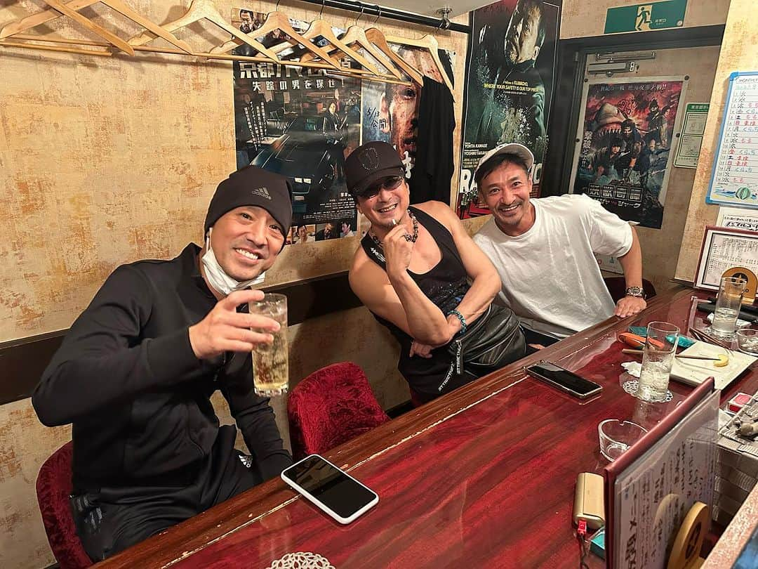 島津健太郎さんのインスタグラム写真 - (島津健太郎Instagram)「黒田さんと祥行君が来てくれたー！ そしたらいきなり筧さんが❣️  写真は撮ってないけどその後も俳優、女優が集まってなかなかカオスな時間でした😆 楽しかったのはもちろんやけど、もっと話したかったー！  #筧利夫 #黒田崇矢 #山口祥行 #歌舞伎町 #もうこはん」8月16日 14時21分 - k_super_xtreme