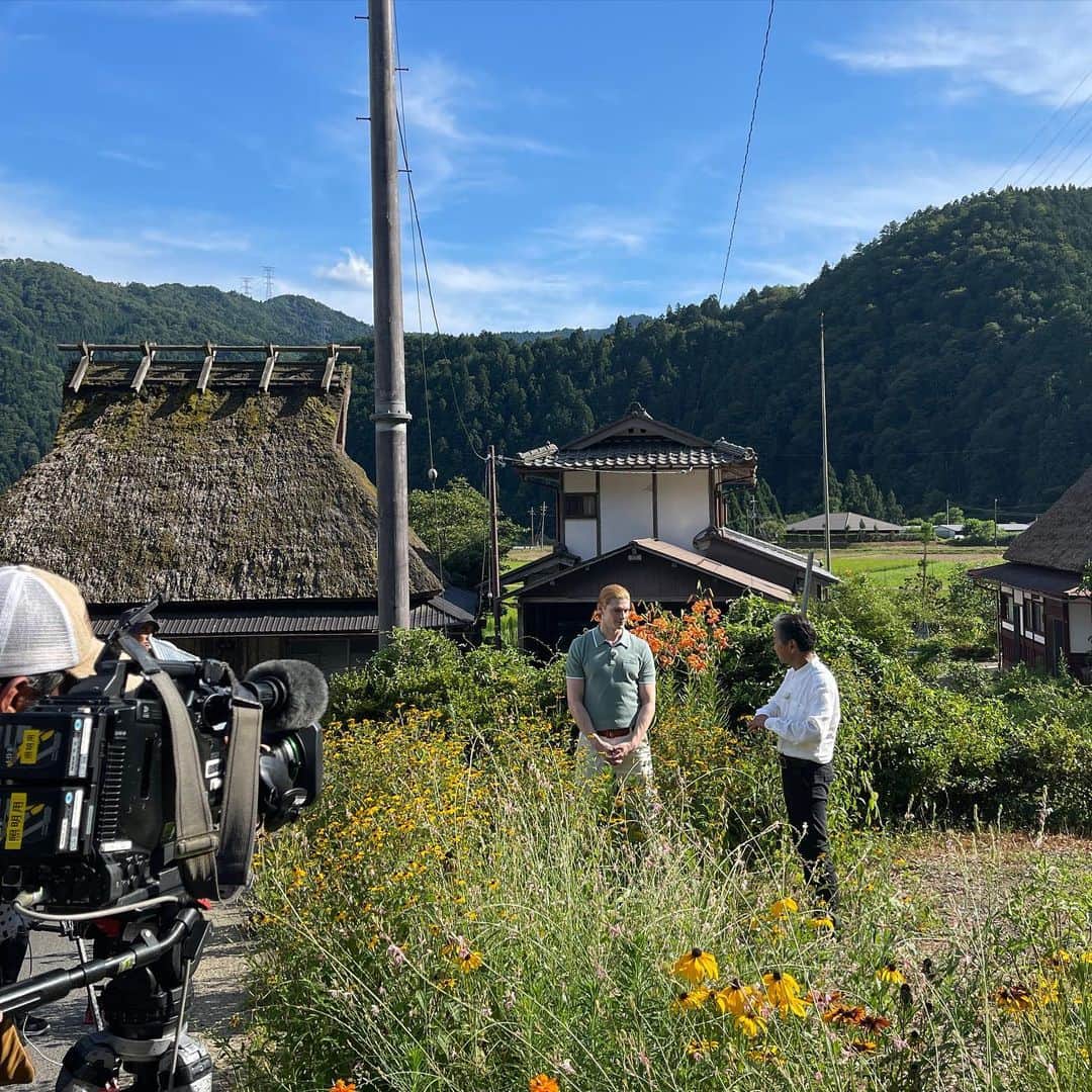 村雨辰剛さんのインスタグラム写真 - (村雨辰剛Instagram)「京都の山々と茅葺き屋根の絶景！！ 今週の『趣味の園芸』では農家の庭の特徴を調べたガーデンデザイナーの白砂伸夫氏に京都・嵯峨野、美山町で農家の庭を案内して頂きます。 忙しい農家の方が作る花々はメンテナンスに時間をかけず、宿根草やこぼれ種を利用することでローコスト、まさに持続可能です！🌱  NHKE 8月20日（日） 午前8:30 〜 午前8:55  是非見てね！😌  #趣味の園芸」8月16日 14時29分 - tatsumasa.murasame