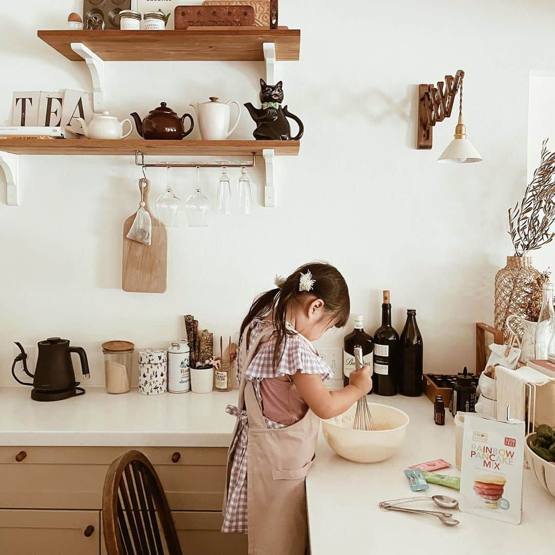 yuiのインスタグラム：「making rainbow pancakes🥞  こどもと過ごす夏休み🌿 毎日外遊びor水遊びだと 疲れちゃうから(親が🫣) ちょこちょこおうちでできる アクティビティを挟みながら 夏休みらしいことを☀️  ド派手な色だけど 人工着色料フリー、グルテンフリー、 小麦粉フリーなパンケーキを作ったよ👩🏼‍🍳  材料を加えるのと🥛🧈🥚 まぜまぜするのはもうお手のもの◎  4色のパウダーで 新しい色を作ったりと 色遊びも楽しめた🌈  米粉だから素朴な味だけど もちもちでおいしかった♡ @iherb で買ったよ🇺🇸  . . . . . #pancake#sweets#cooking#daughter#3y4m#summerholiday#home#interior#お菓子作り#パンケーキ#夏休み#暮らし#キッチン#海外インテリア#インテリア#こどものいる暮らし#アンティークのある暮らし」