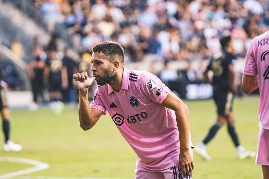 ジョルディ・アルバのインスタグラム：「Estamos en la final!! 💪🏻 Otro paso más del equipo y ahora con ganas de pelear juntos de nuevo el sábado para conseguir el título, vamos! 💗🖤」