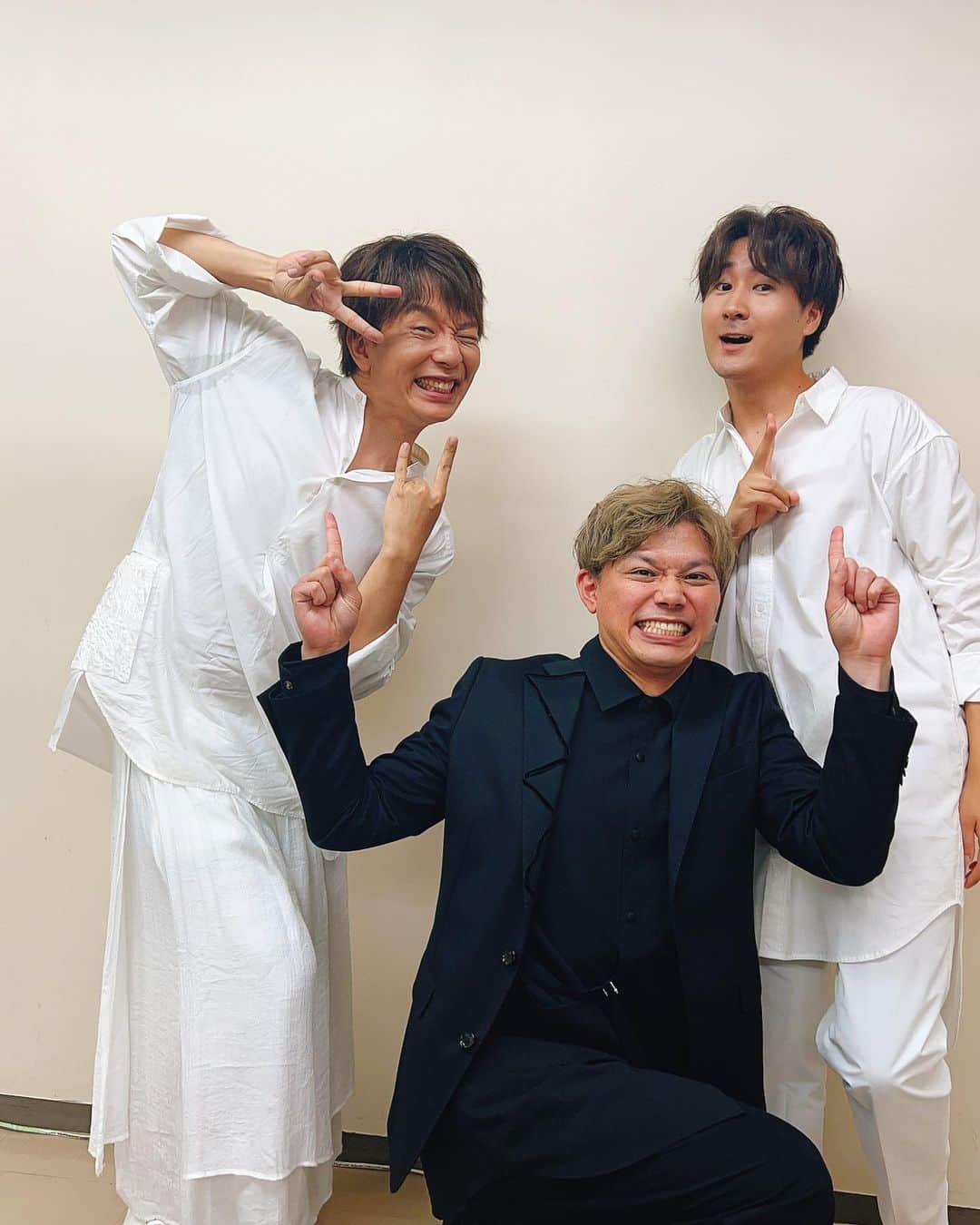 竹内栄治さんのインスタグラム写真 - (竹内栄治Instagram)「衣装全身だったり公演中に汗拭きまくったハンカチや終演後のわちゃわちゃもお届け。鞄もまさともさんと被ってたり😆 楽しすぎた。ありがとうございました！ #胡蝶ノユメ」8月16日 14時43分 - kkuchieiji
