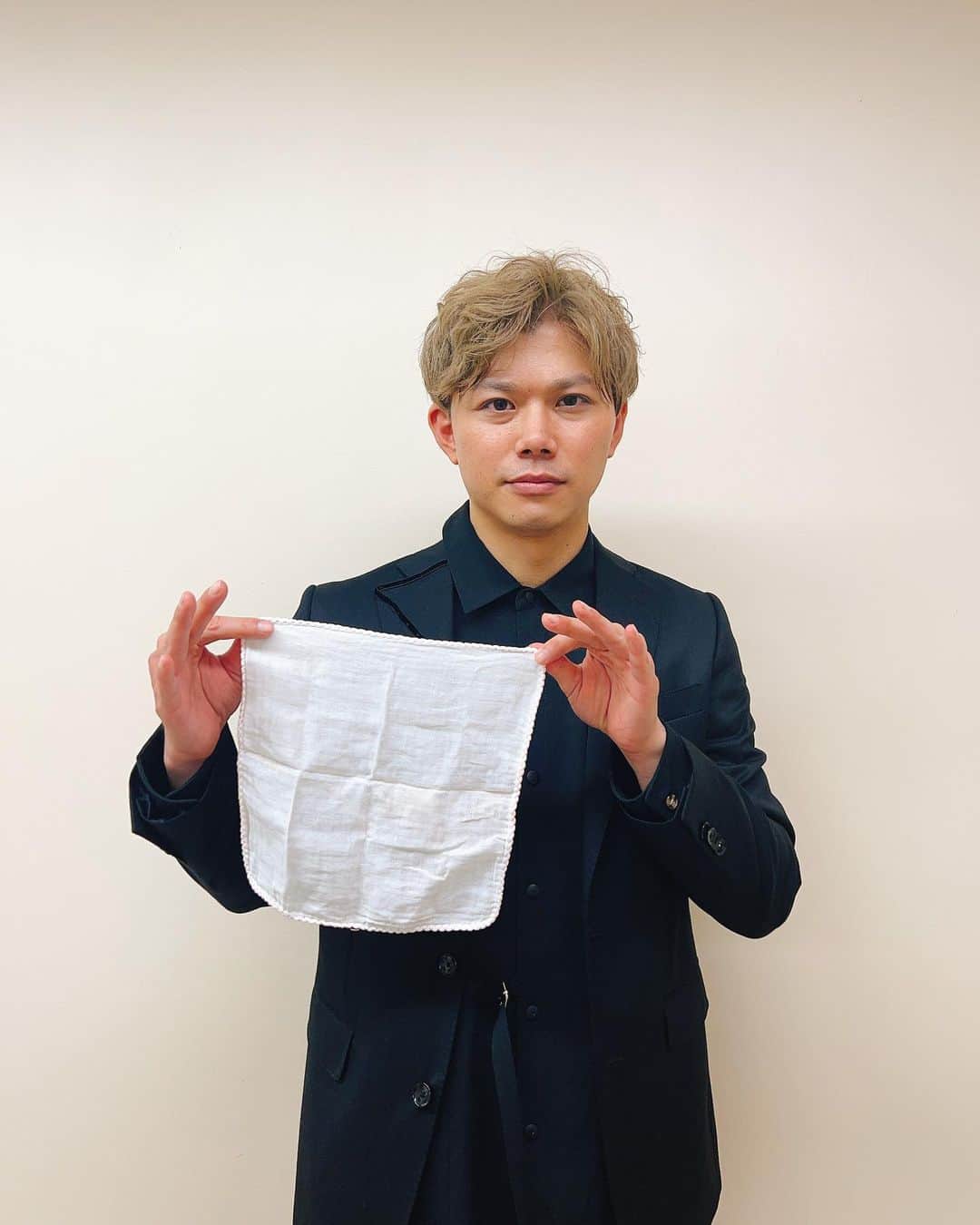 竹内栄治さんのインスタグラム写真 - (竹内栄治Instagram)「衣装全身だったり公演中に汗拭きまくったハンカチや終演後のわちゃわちゃもお届け。鞄もまさともさんと被ってたり😆 楽しすぎた。ありがとうございました！ #胡蝶ノユメ」8月16日 14時43分 - kkuchieiji