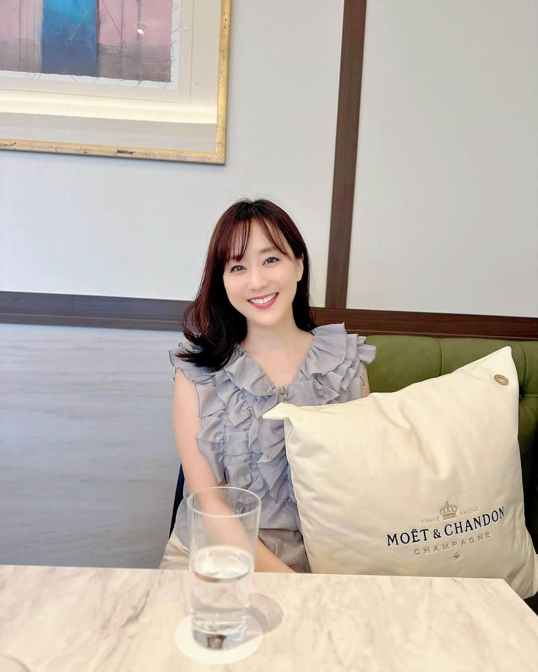 村上麻衣のインスタグラム：「六本木のR1🍷  ここ！ すーっごく美味しくて 店内も広々して綺麗で、 六本木の駅からも近くて とても素敵なお店でした✨  シーフードのアーリオオーリオ、エビとイカがぷりっぷりで最高だった🍝  ぜったいまた行きたい🩷  いちばん最初に写真撮ったので、お水です。笑  #六本木 #六本木ディナー #六本木グルメ #六本木ランチ#六本木デート #roppongi #東京グルメ #東京ディナー #東京ランチ #tokyo」