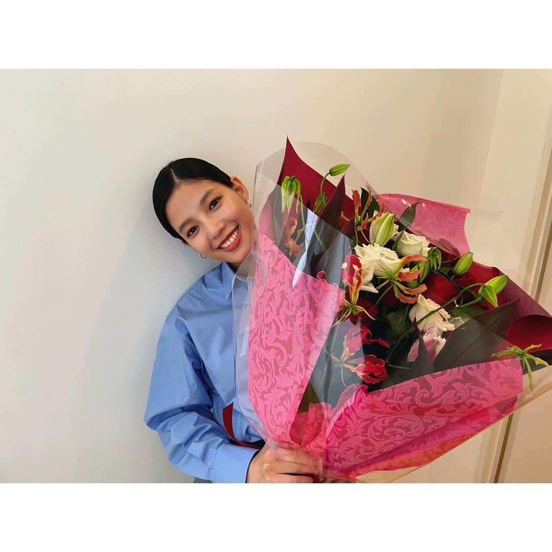 石井杏奈のインスタグラム：「撮影時に頂いた素敵なお花。 そして、5696の薔薇🌹  #オーロラクリニック#SOKUYAKUオンラインクリニック #オンライン診療#ピル #美容医療#美容クリニック  @aurora_clinic_official_」