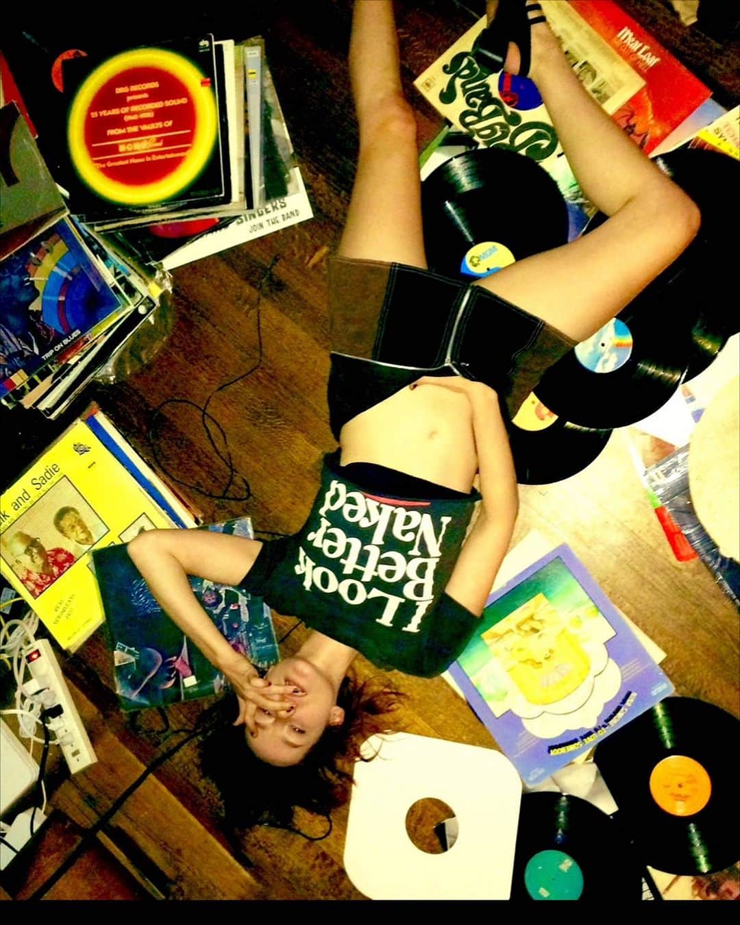ジェナ・マローンのインスタグラム：「Fuck your subscriptions. Get yourself some records honey.   Photo by @alia_pop」