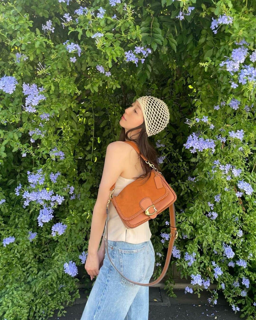 松島花のインスタグラム：「: 私服🦋 コーチのバッグを主役に☺️👜 ストラップの花柄がかわいい🌼 秋冬にウェスタンブーツとも 合わせたいな〜👢🍂 : @coach_japan @coach  #CoachJapan #CoachNY  #ootd #outfit #hanaoutfit  #コーチバッグ #花私服」